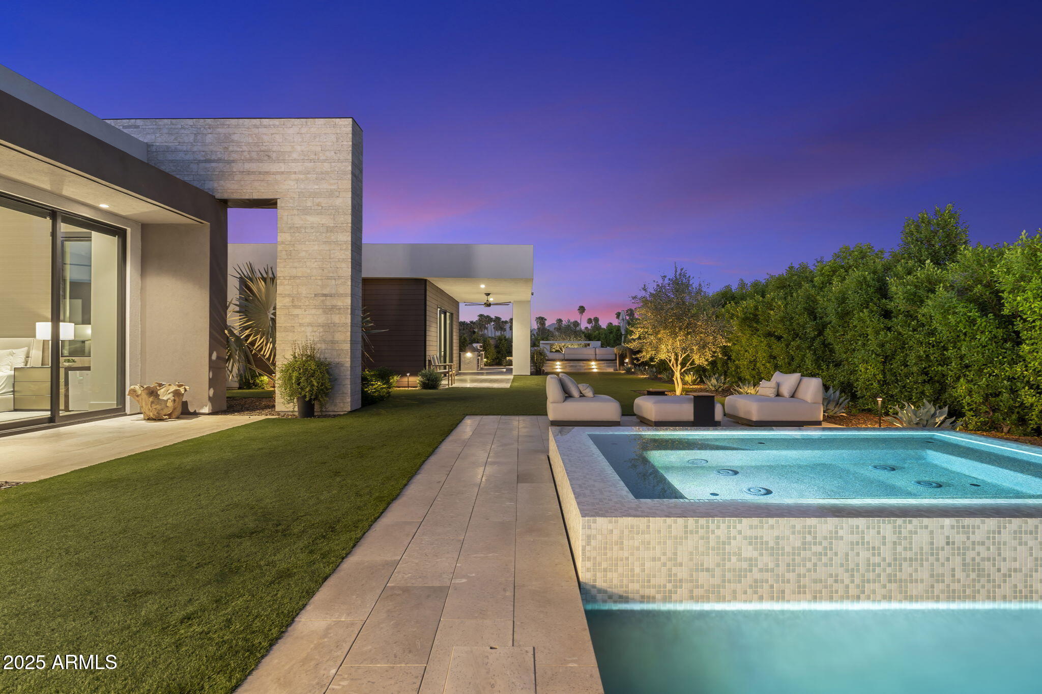 6913 N Joshua Tree Court