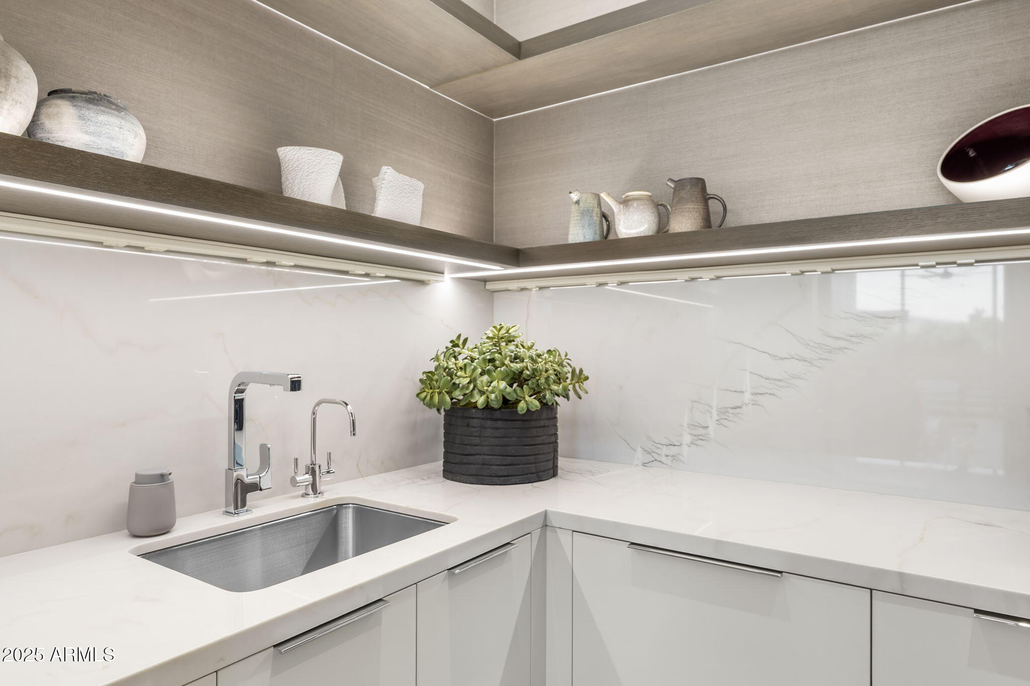 6913 N Joshua Tree Court