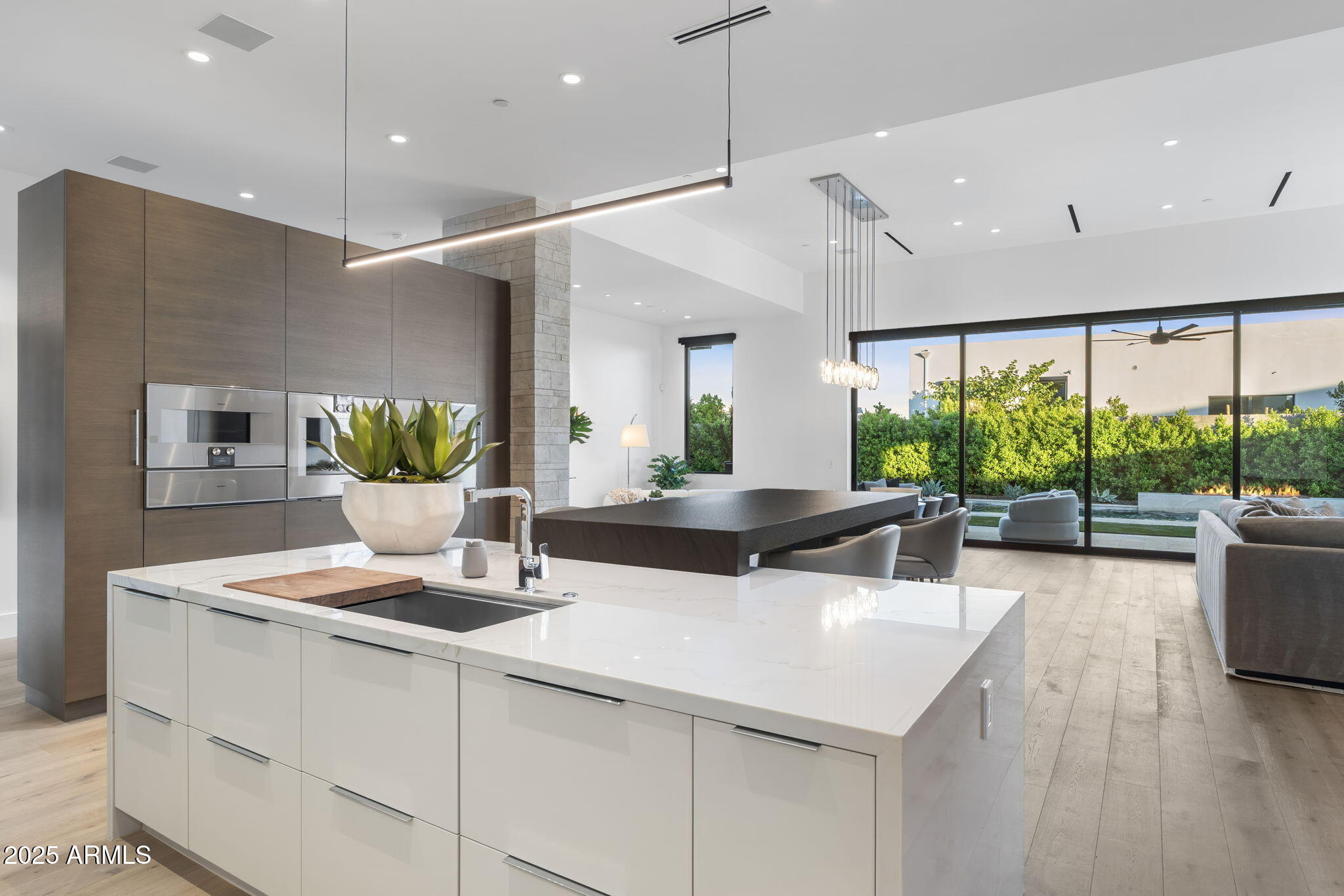 6913 N Joshua Tree Court