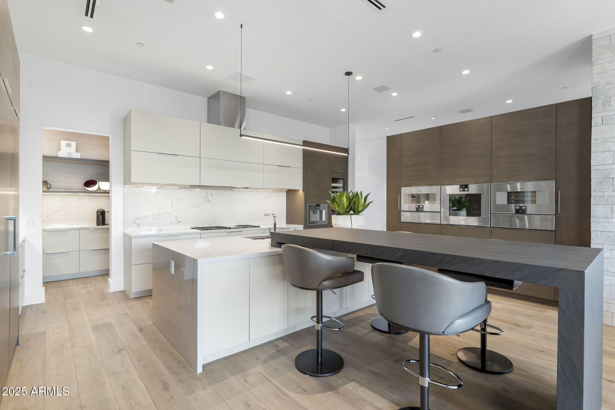 6913 N Joshua Tree Court