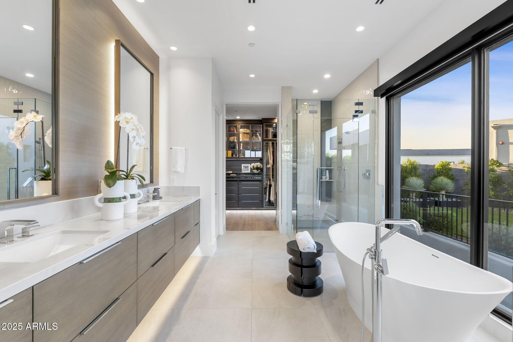 6913 N Joshua Tree Court