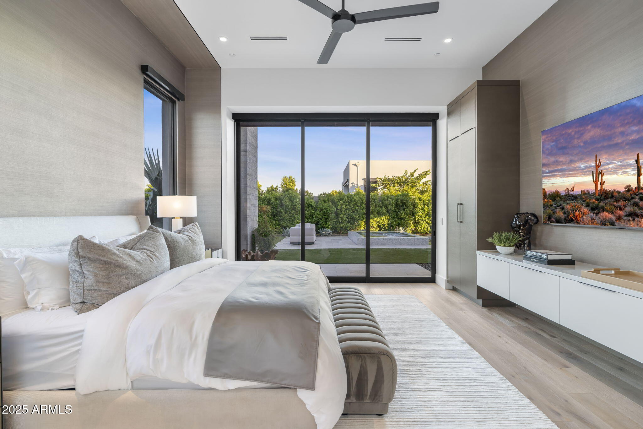 6913 N Joshua Tree Court