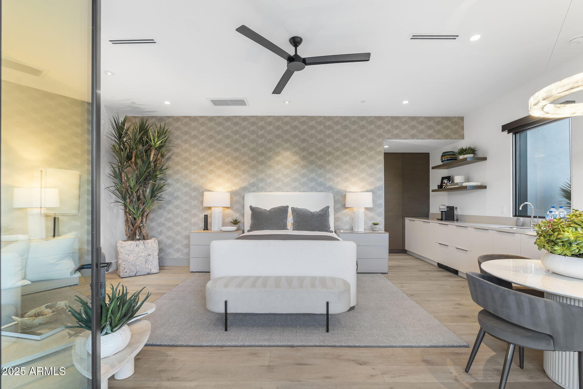 6913 N Joshua Tree Court