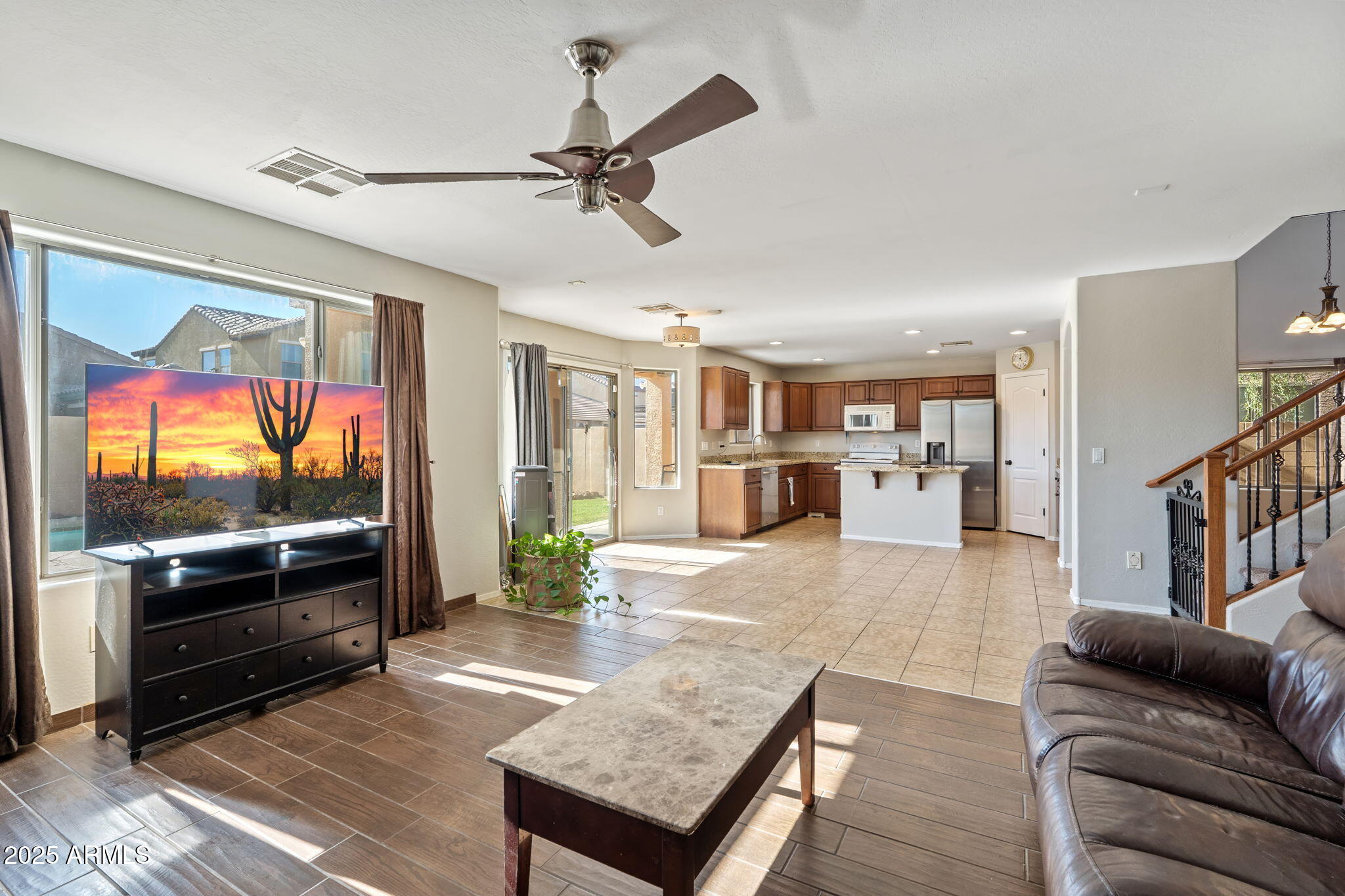 2527 W TAMARISK Avenue