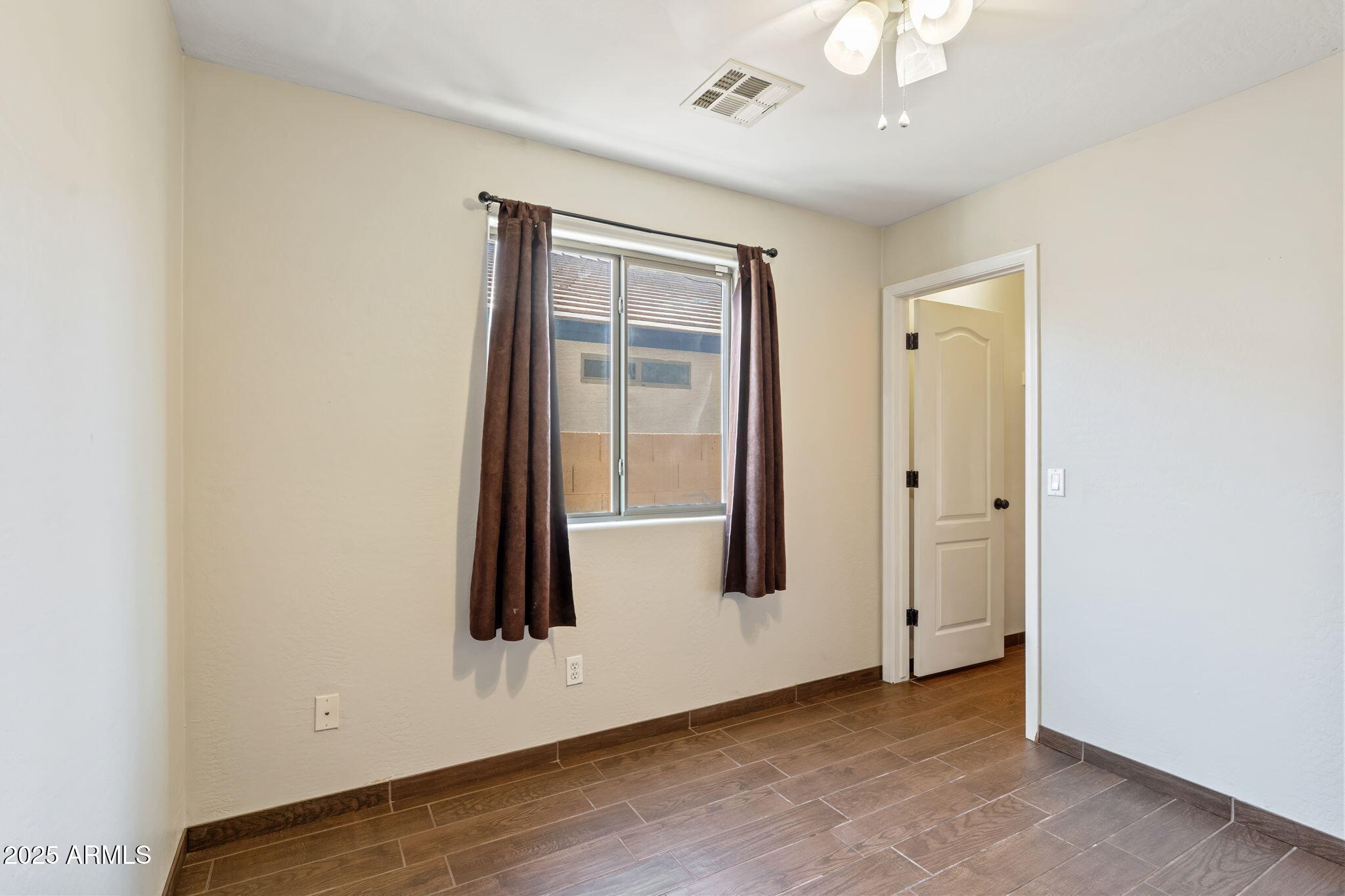 2527 W TAMARISK Avenue