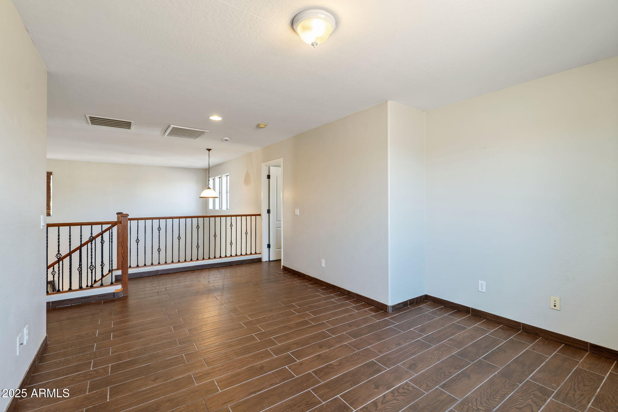 2527 W TAMARISK Avenue