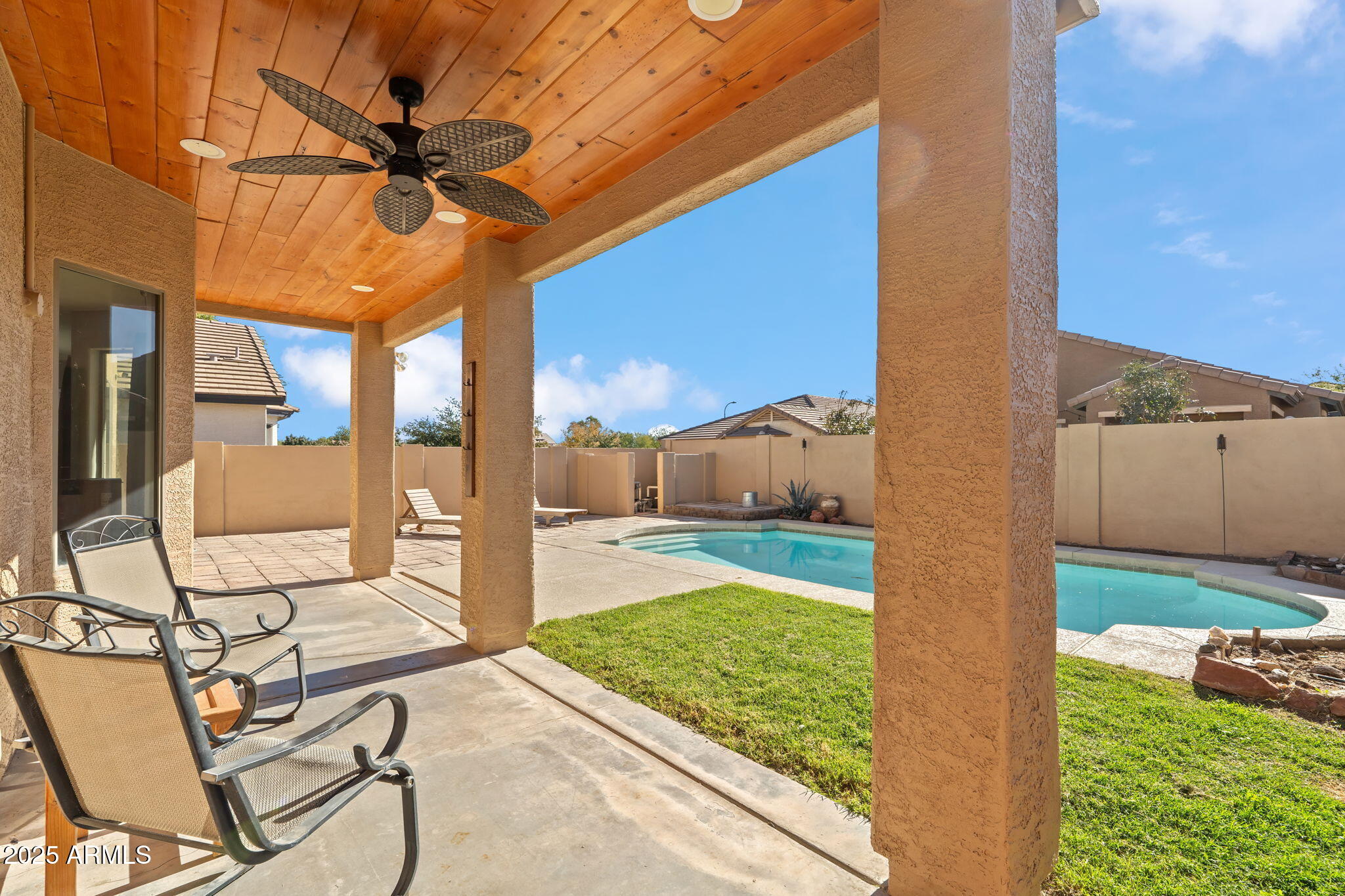 2527 W TAMARISK Avenue