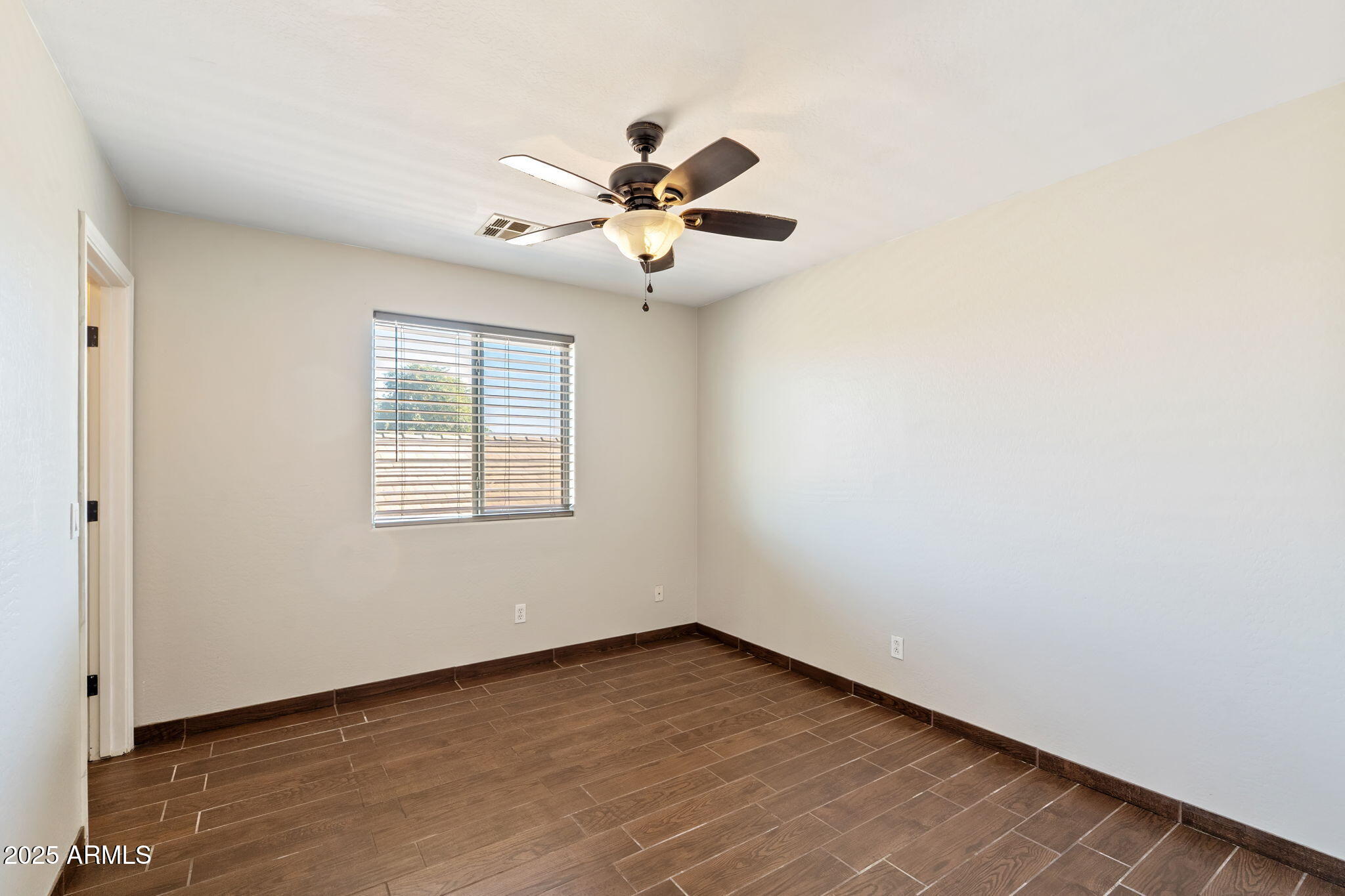 2527 W TAMARISK Avenue