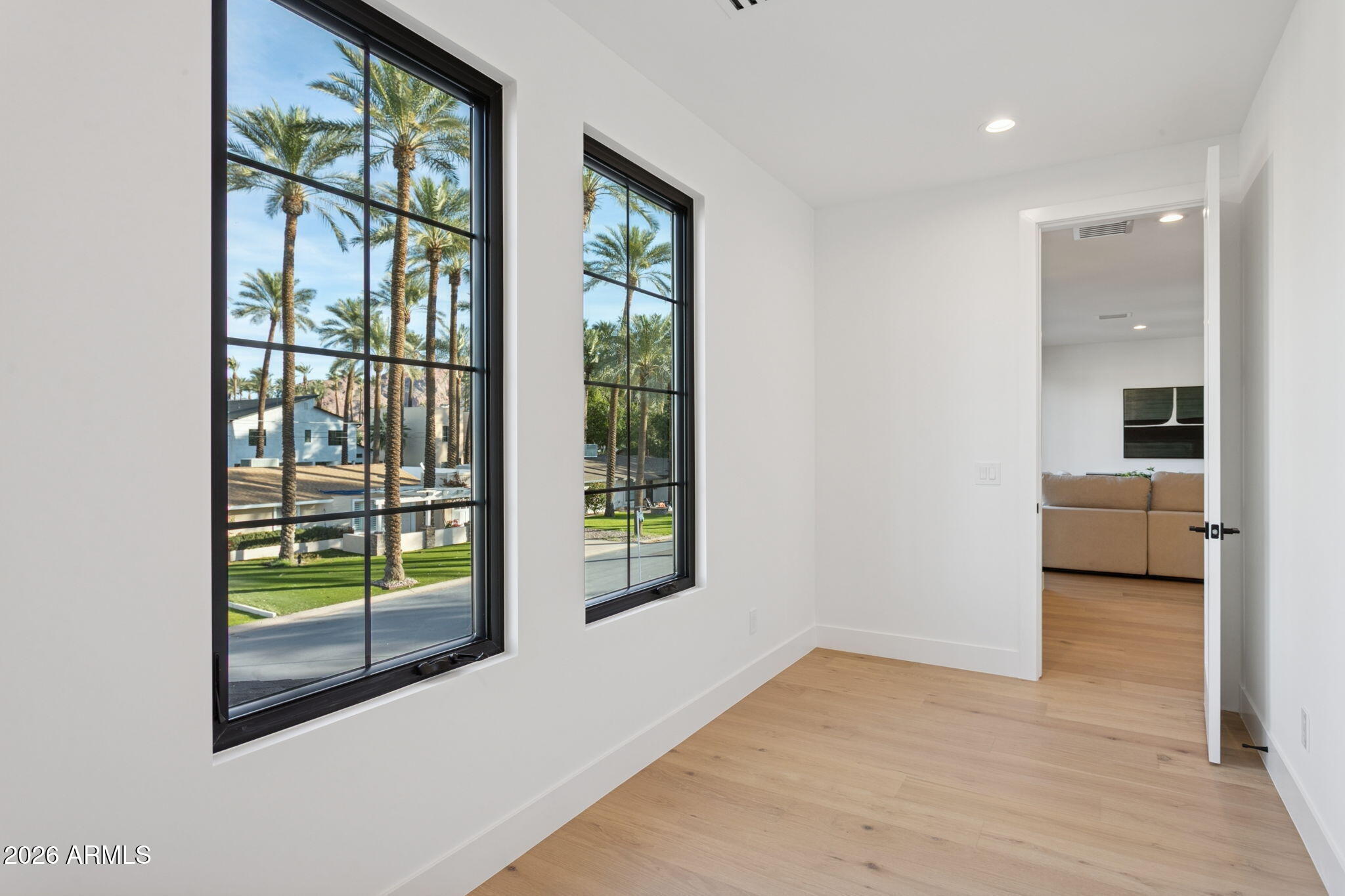 4307 E SELLS Drive