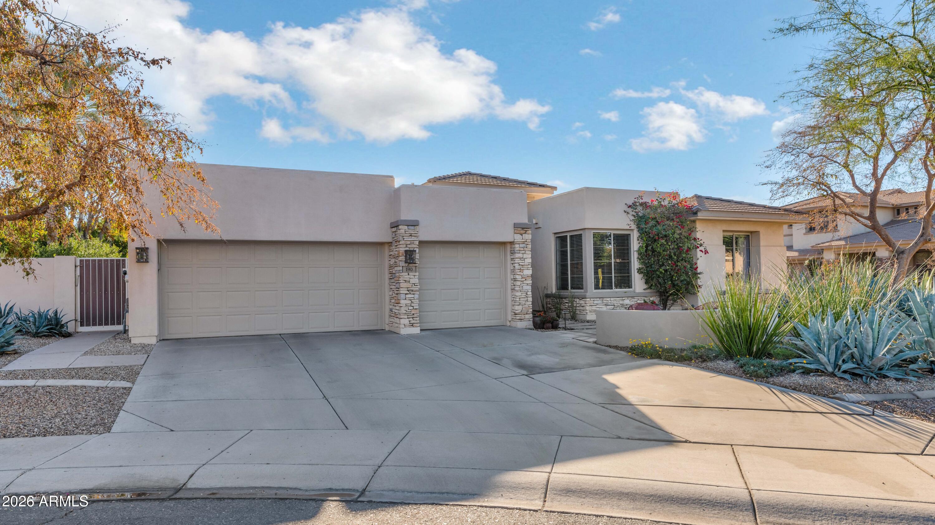 190 E LOUIS Way