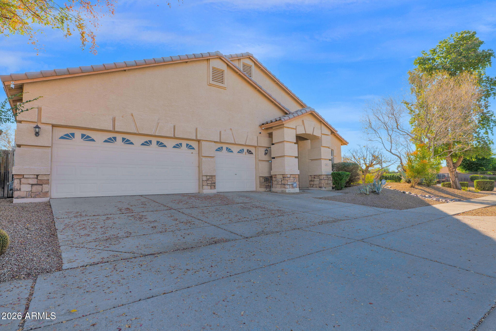 907 E GARY Lane