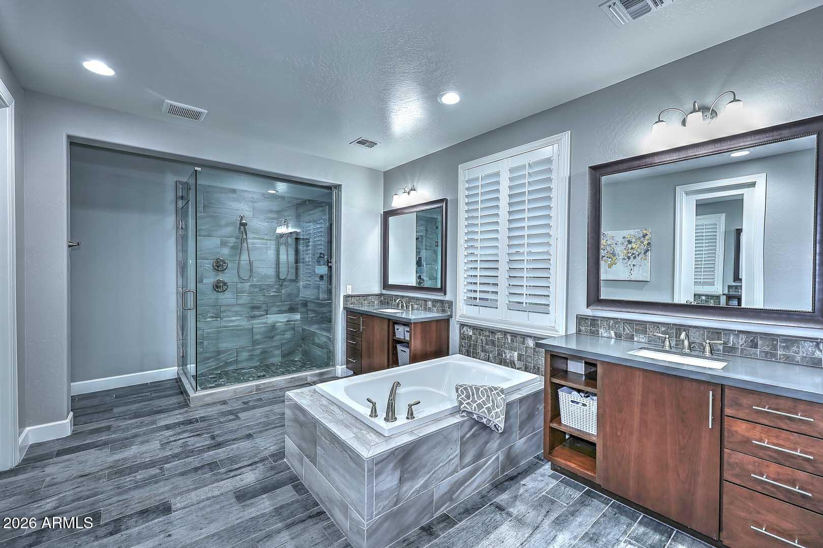 3913 E REDWOOD Place