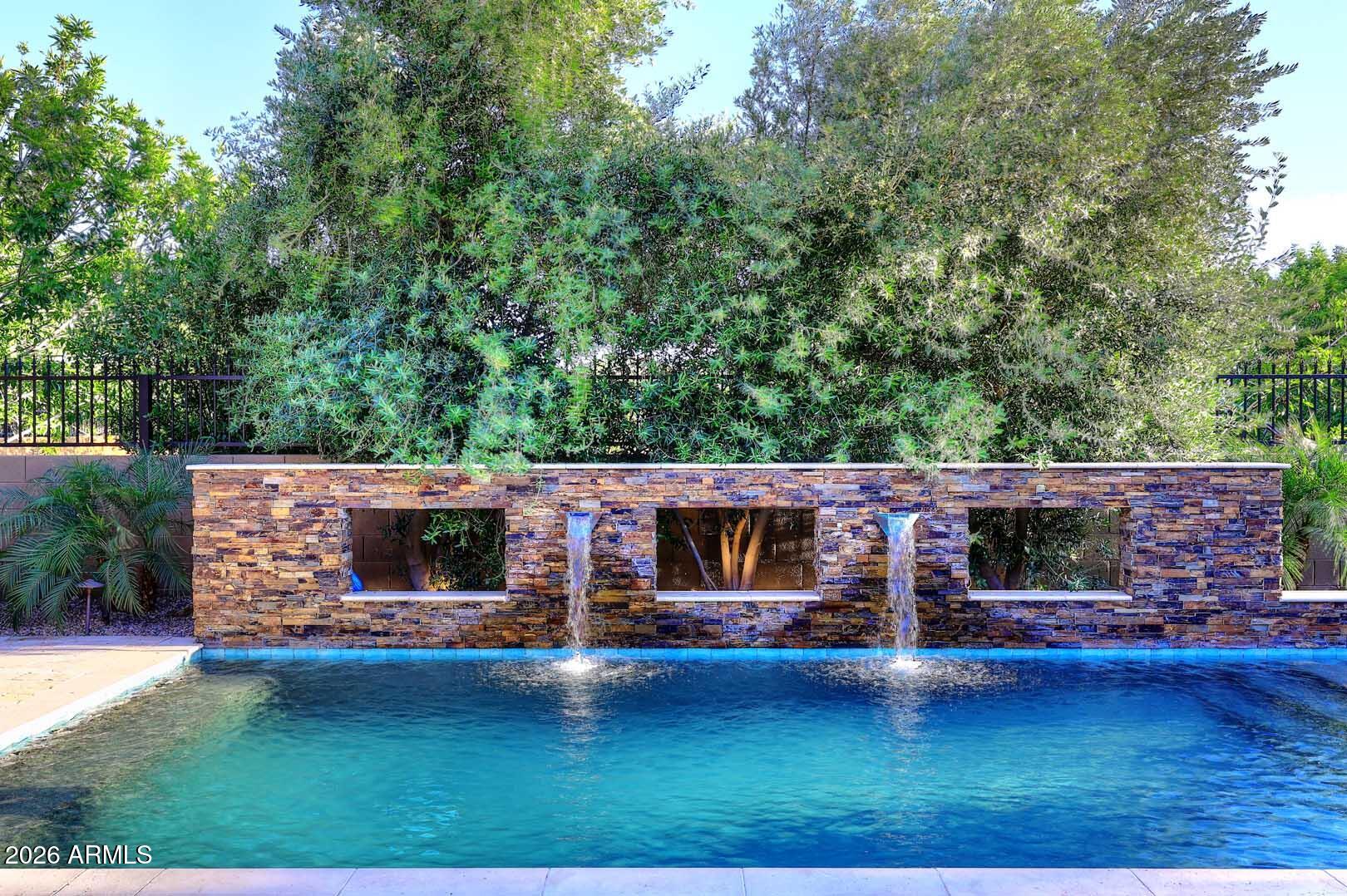 3913 E REDWOOD Place