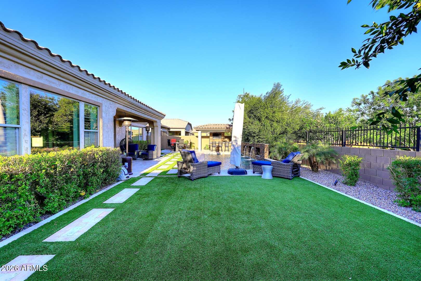 3913 E REDWOOD Place