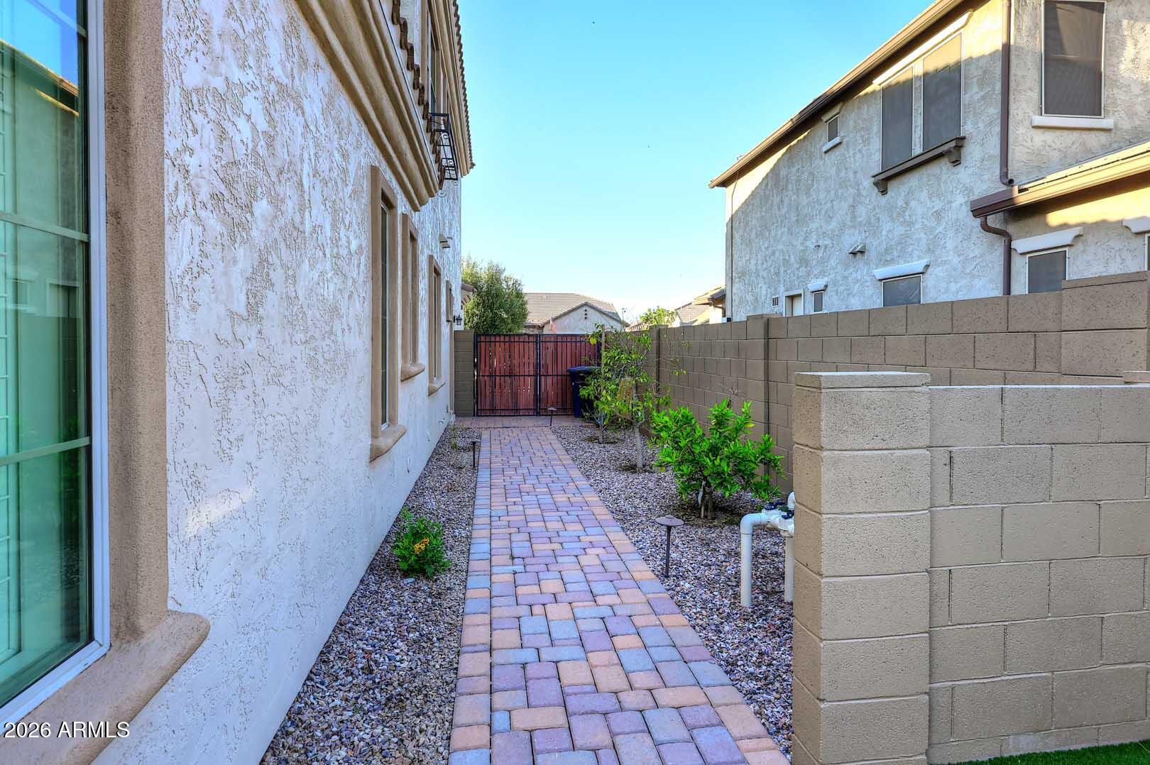 3913 E REDWOOD Place