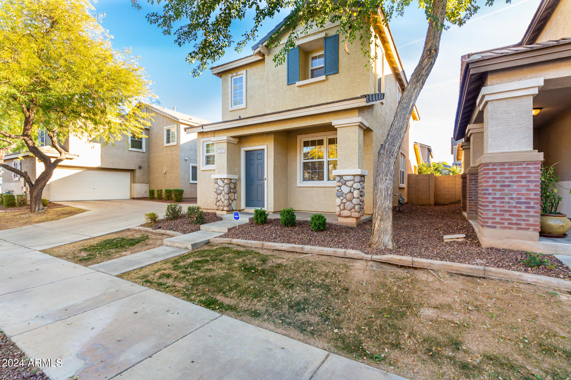 2343 E SUNLAND Avenue