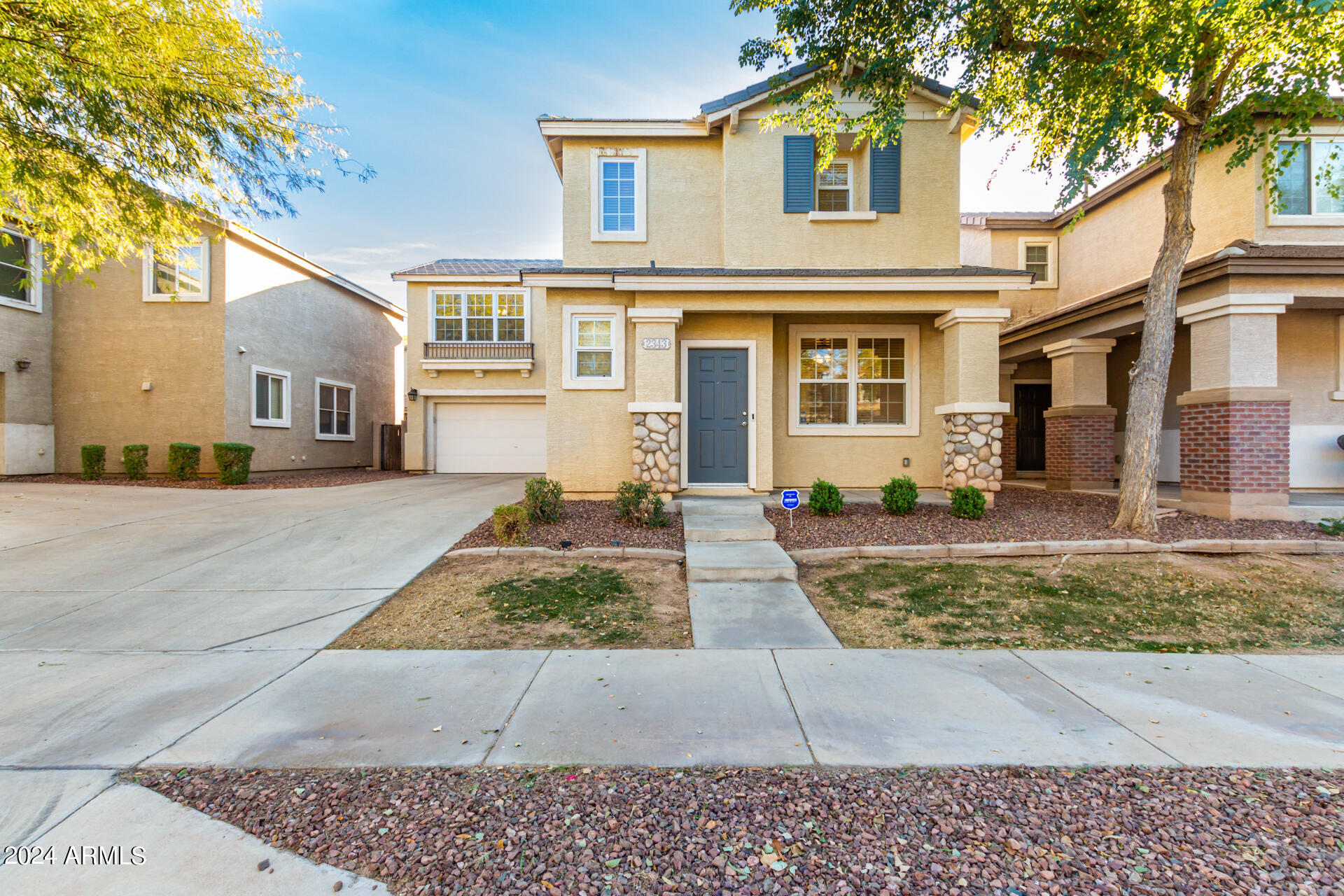 2343 E SUNLAND Avenue