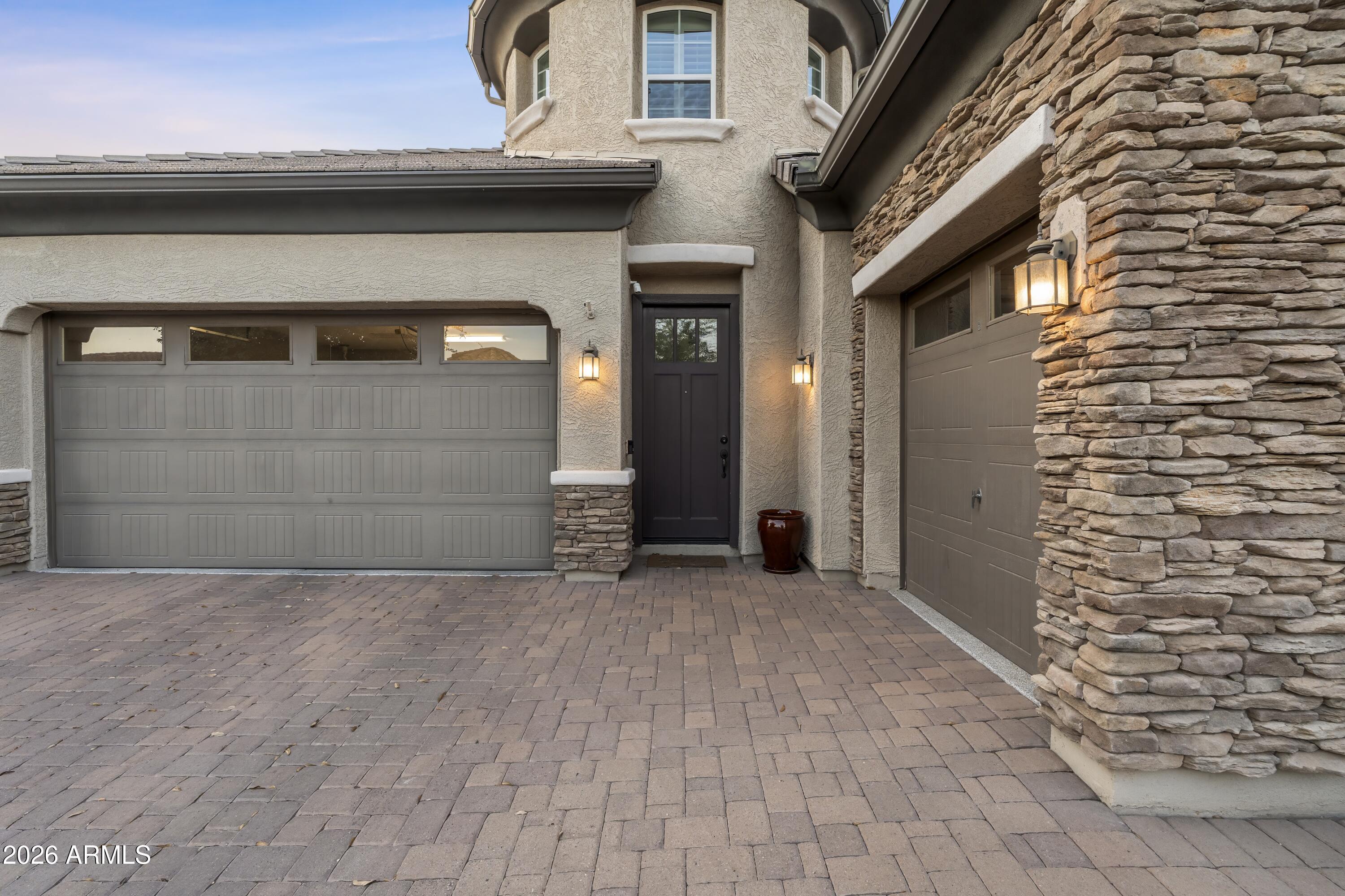 2922 E MINNEZONA Avenue