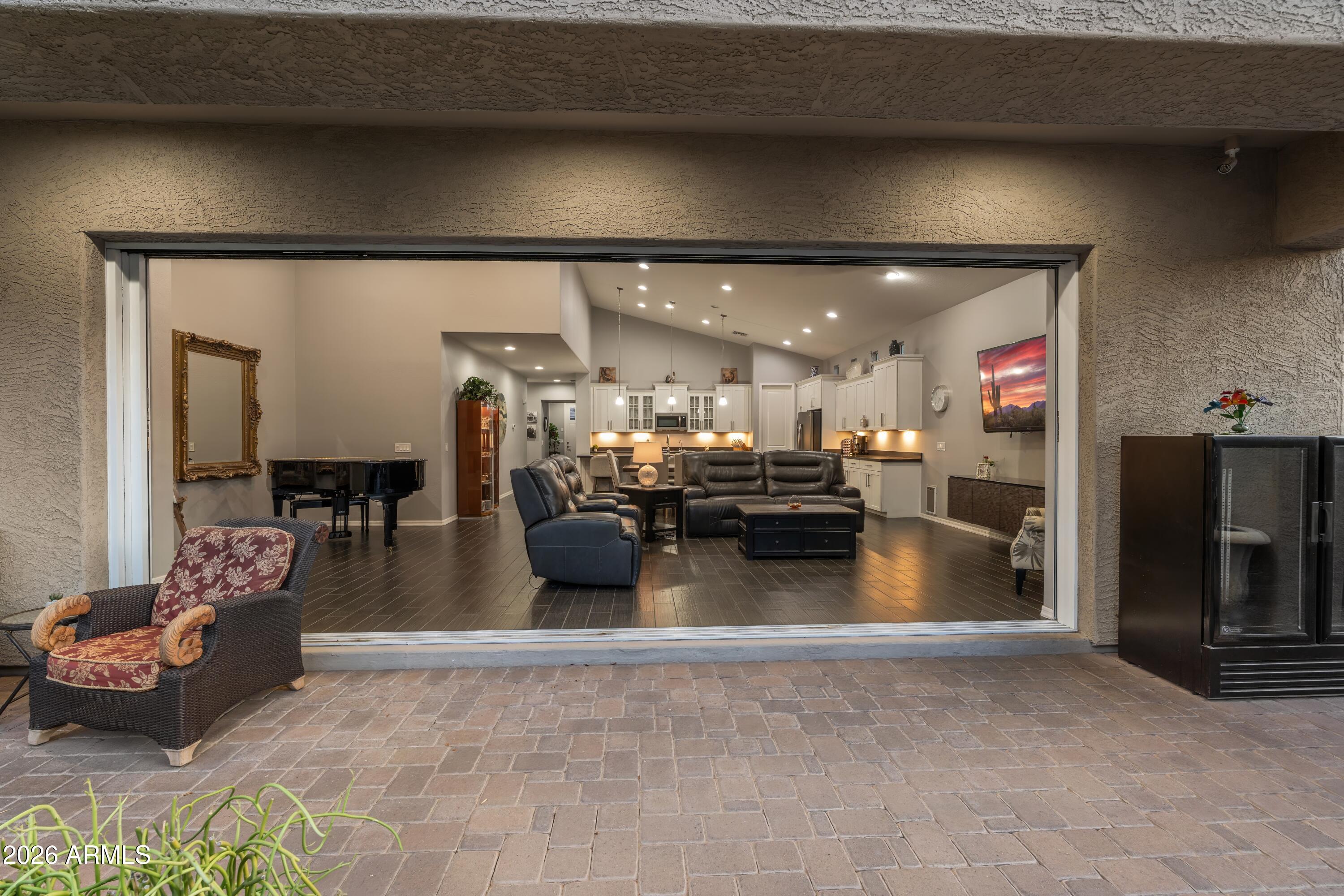 2922 E MINNEZONA Avenue