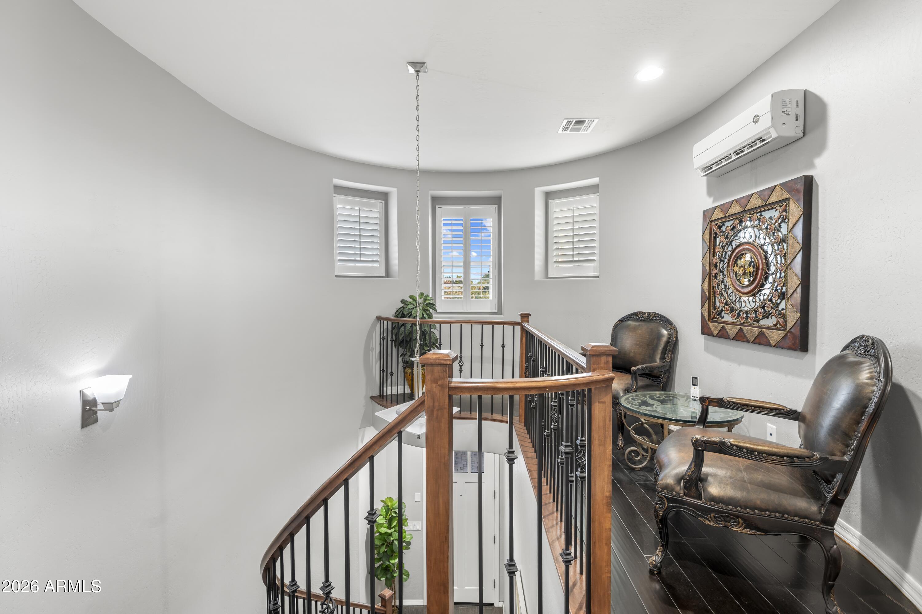 2922 E MINNEZONA Avenue