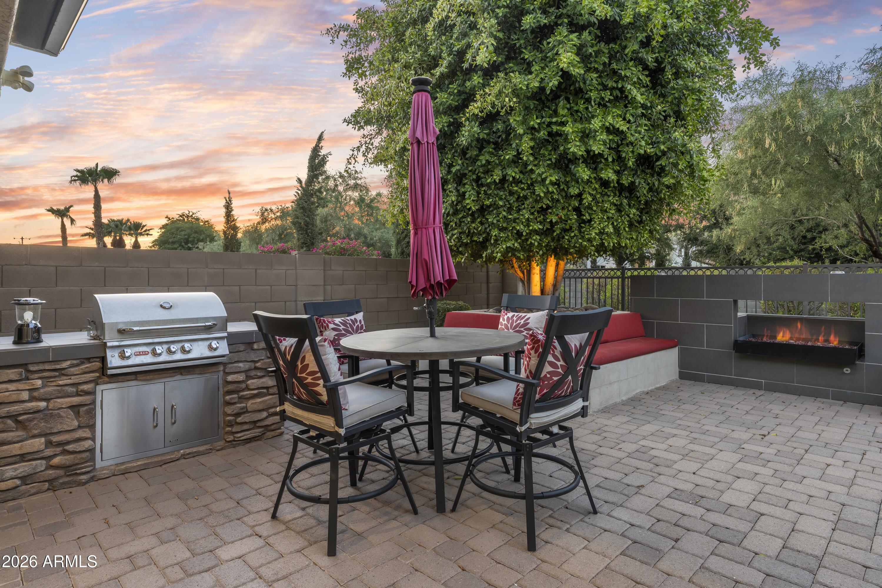 2922 E MINNEZONA Avenue