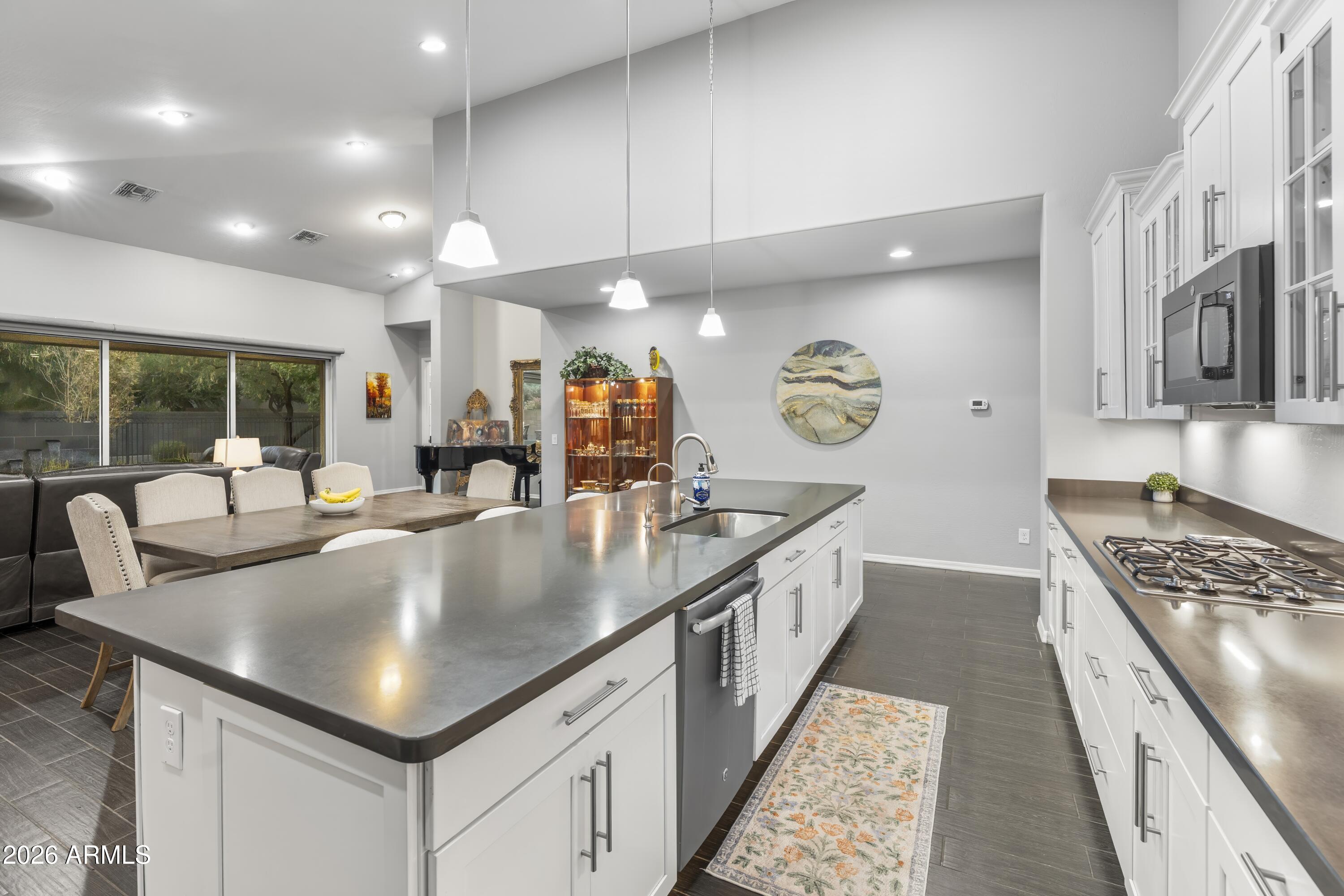 2922 E MINNEZONA Avenue