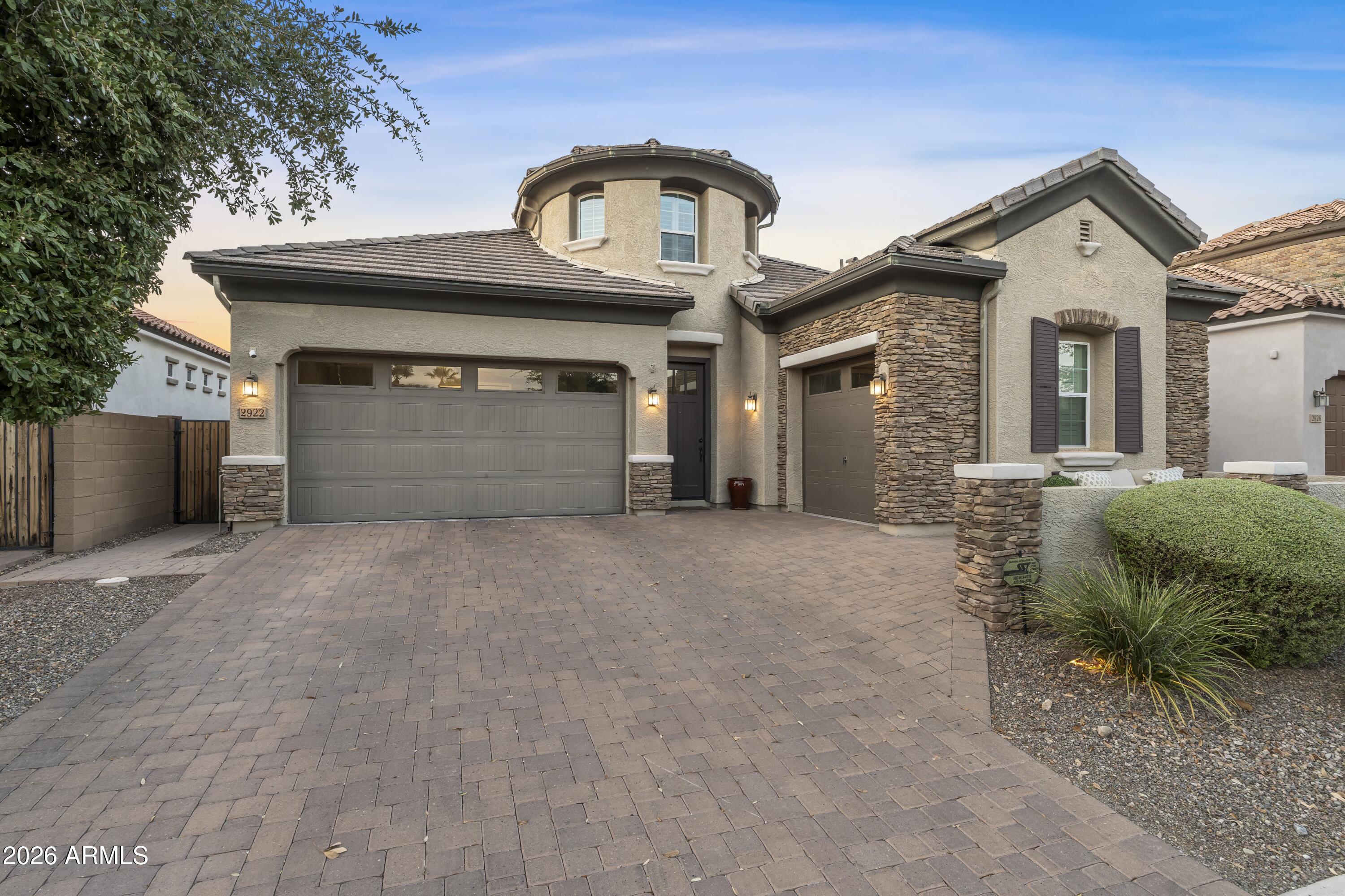 2922 E MINNEZONA Avenue