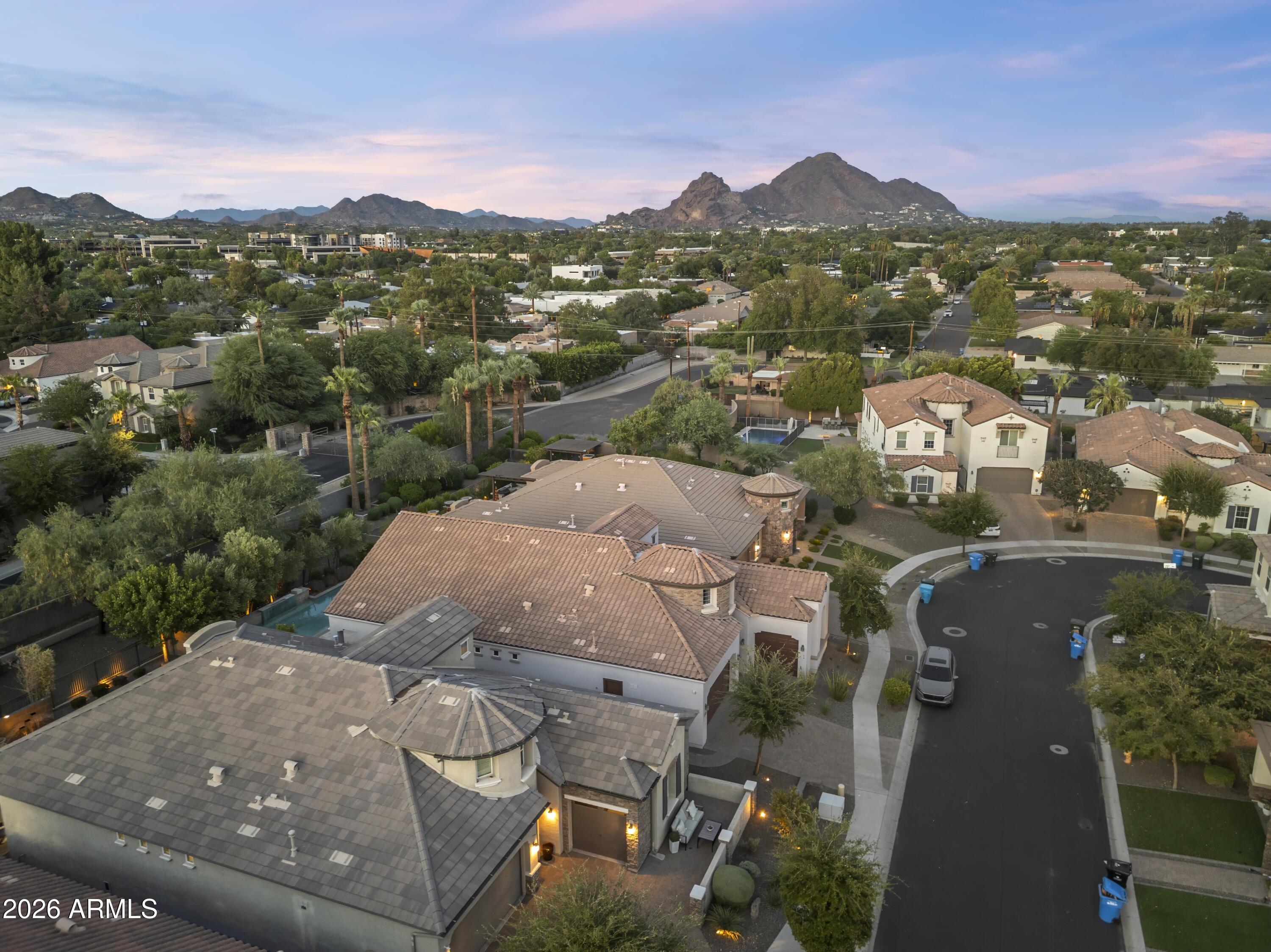 2922 E MINNEZONA Avenue