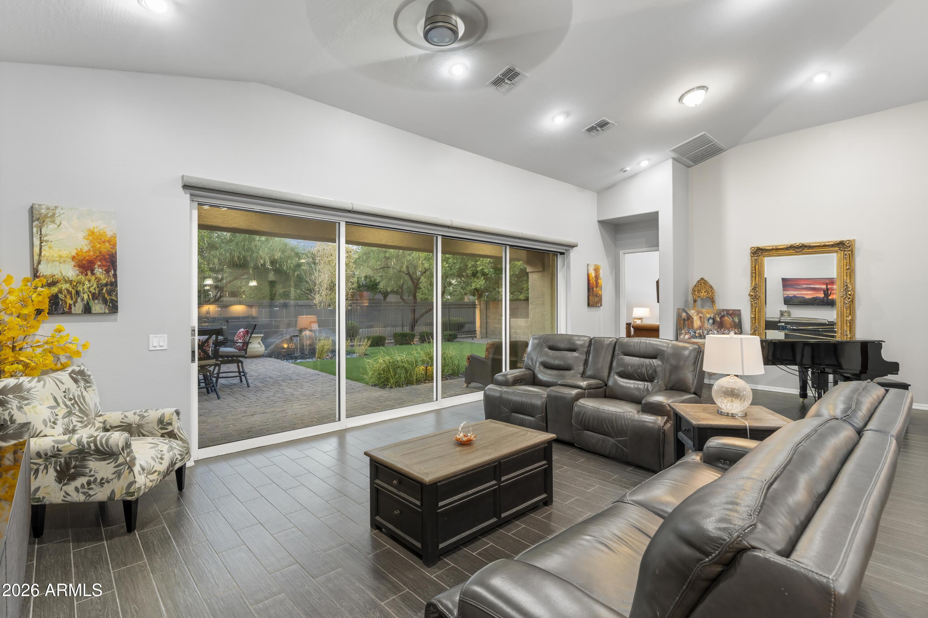 2922 E MINNEZONA Avenue