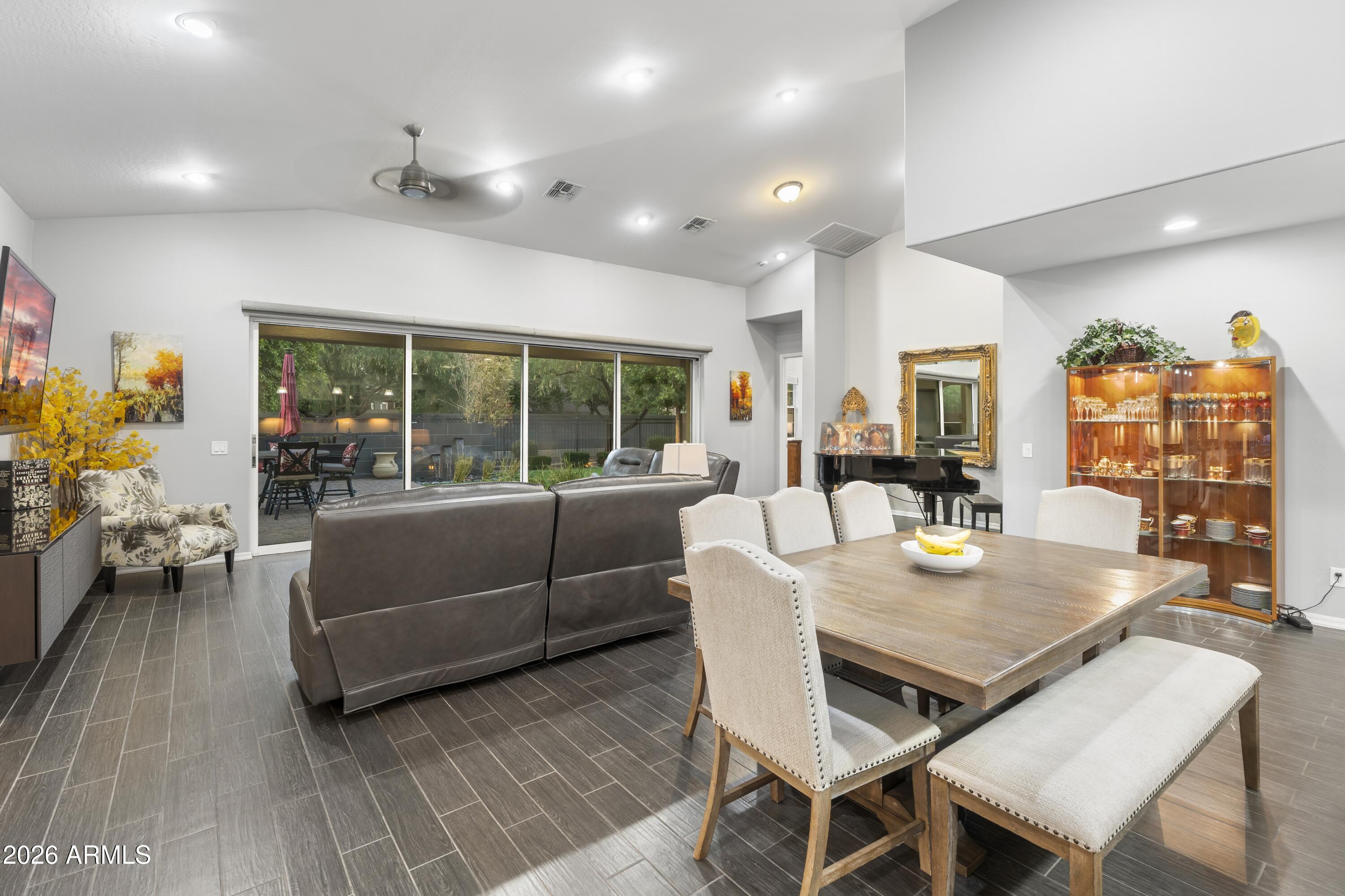 2922 E MINNEZONA Avenue