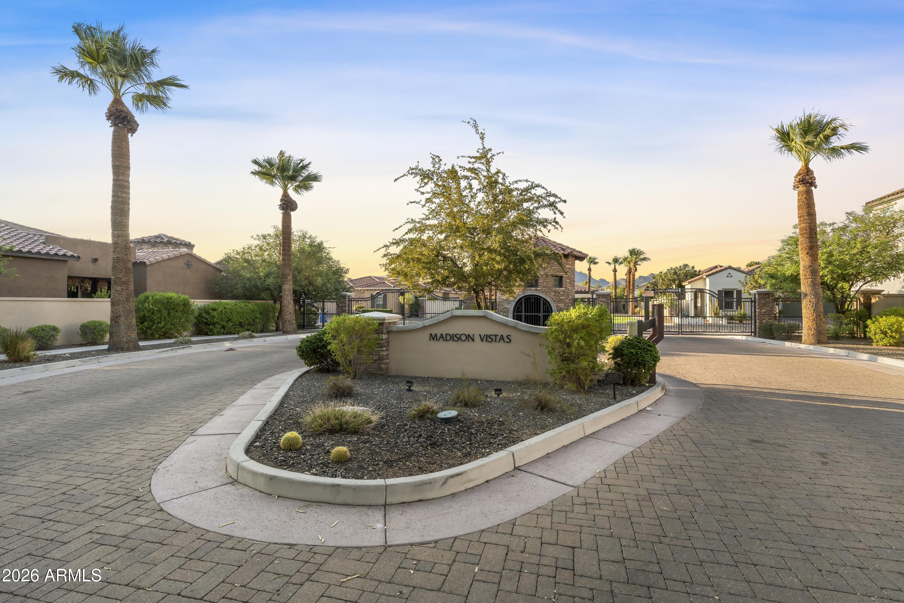 2922 E MINNEZONA Avenue