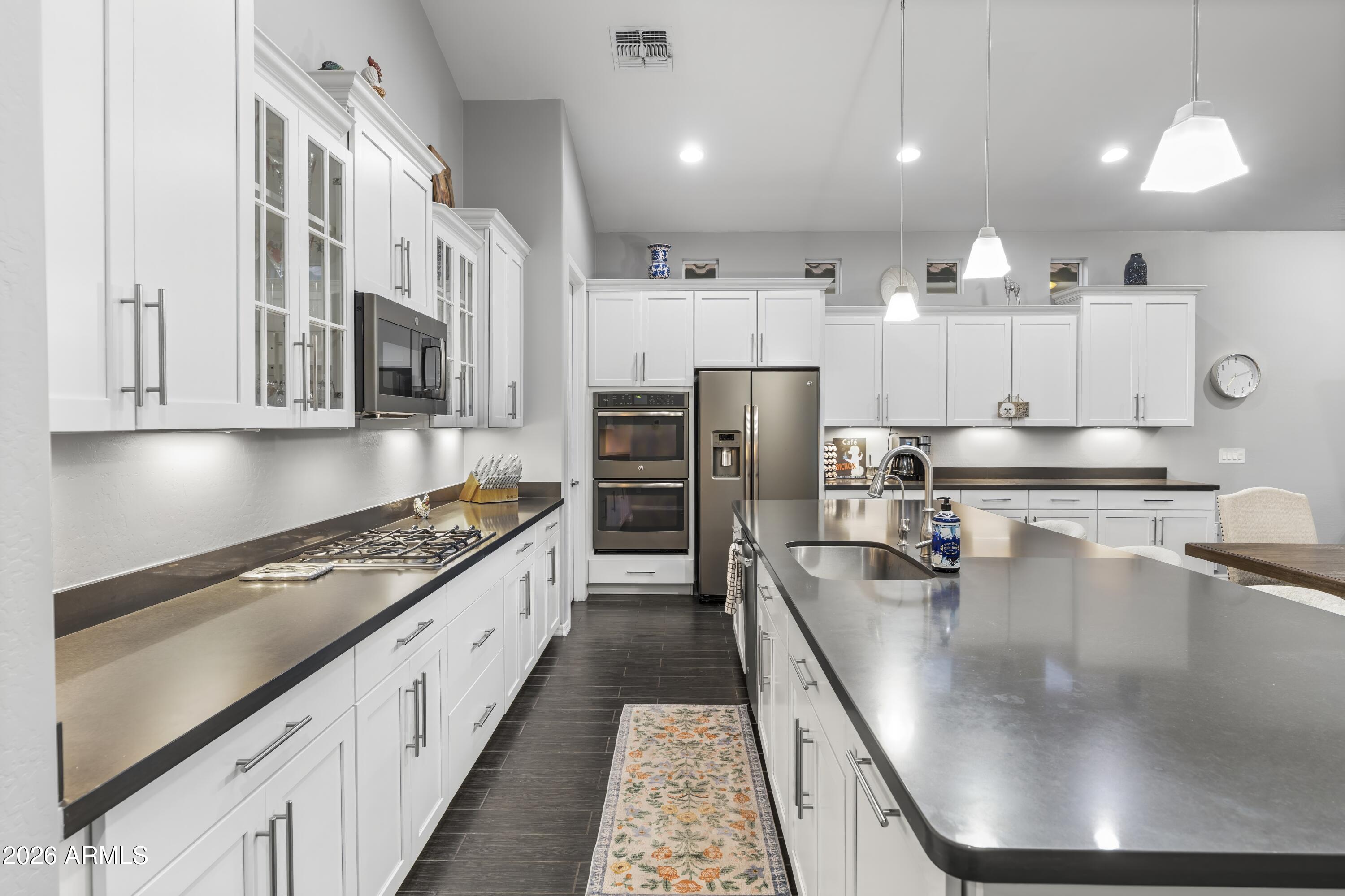 2922 E MINNEZONA Avenue