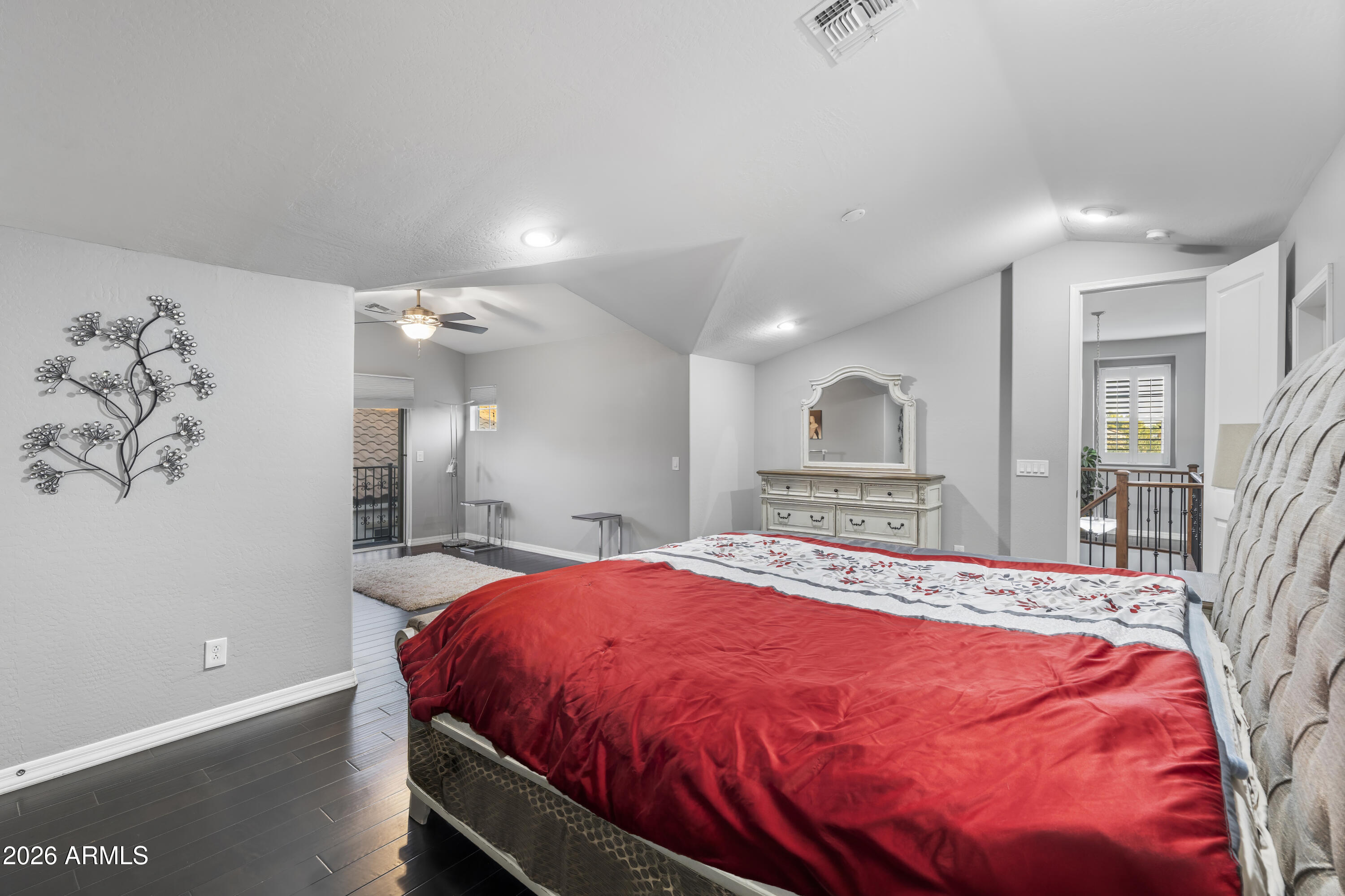 2922 E MINNEZONA Avenue