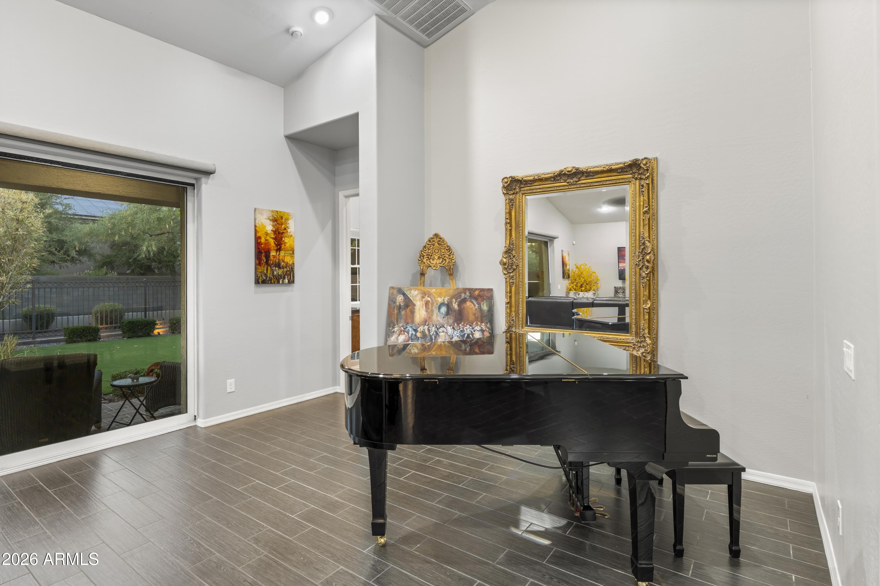 2922 E MINNEZONA Avenue