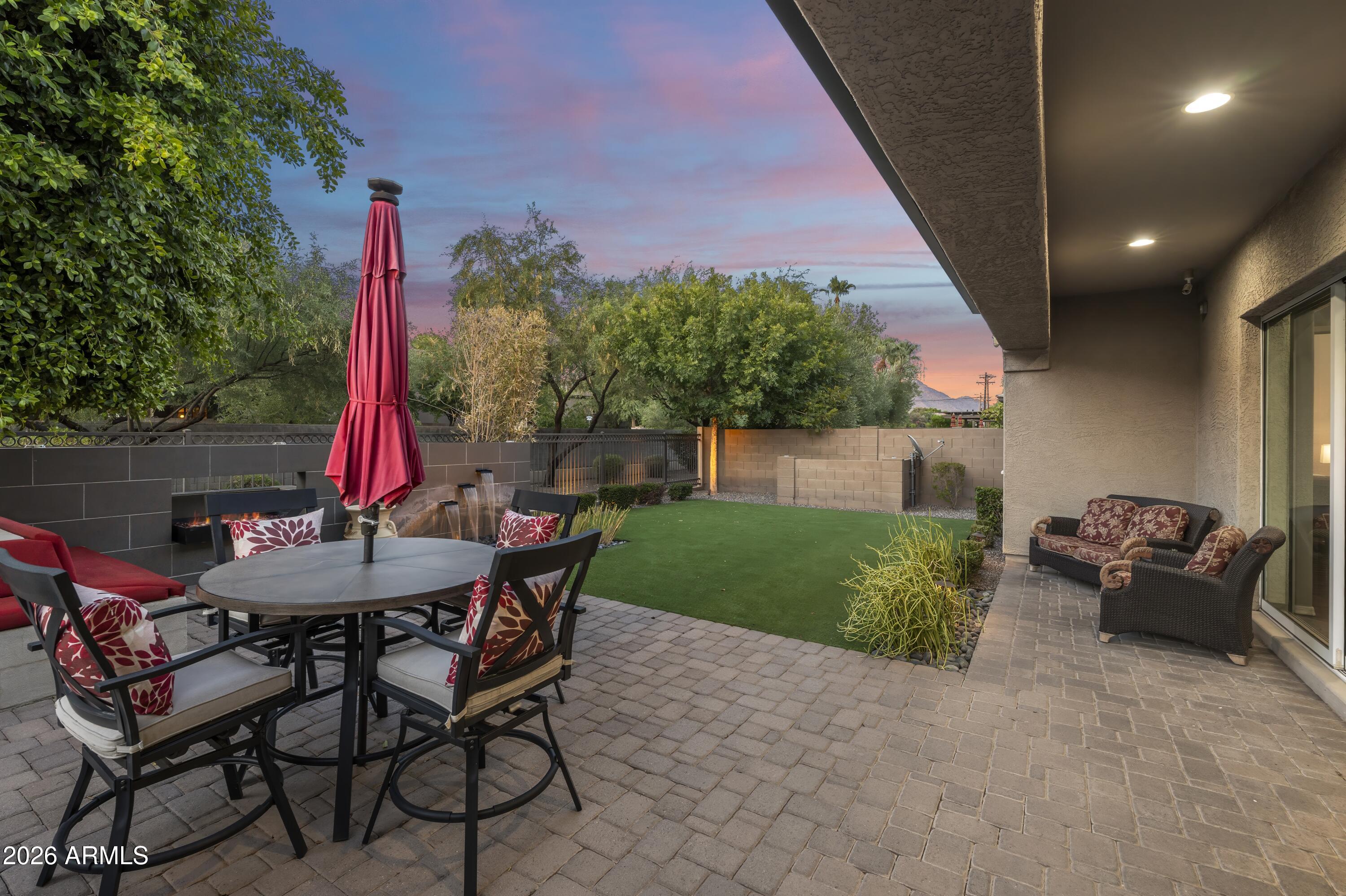 2922 E MINNEZONA Avenue