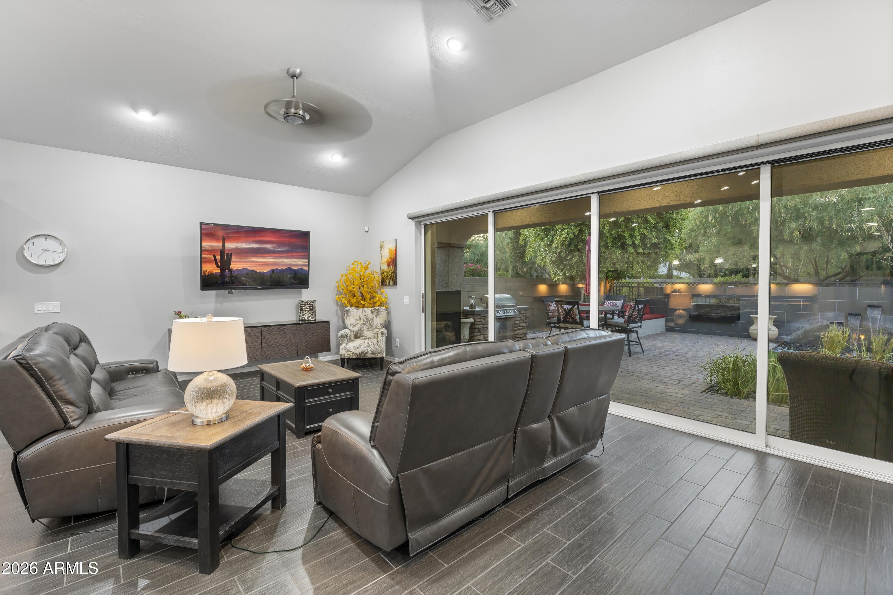 2922 E MINNEZONA Avenue