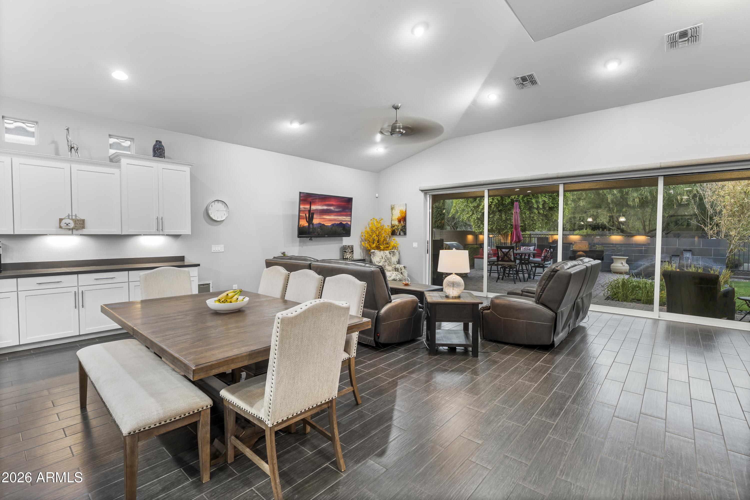 2922 E MINNEZONA Avenue