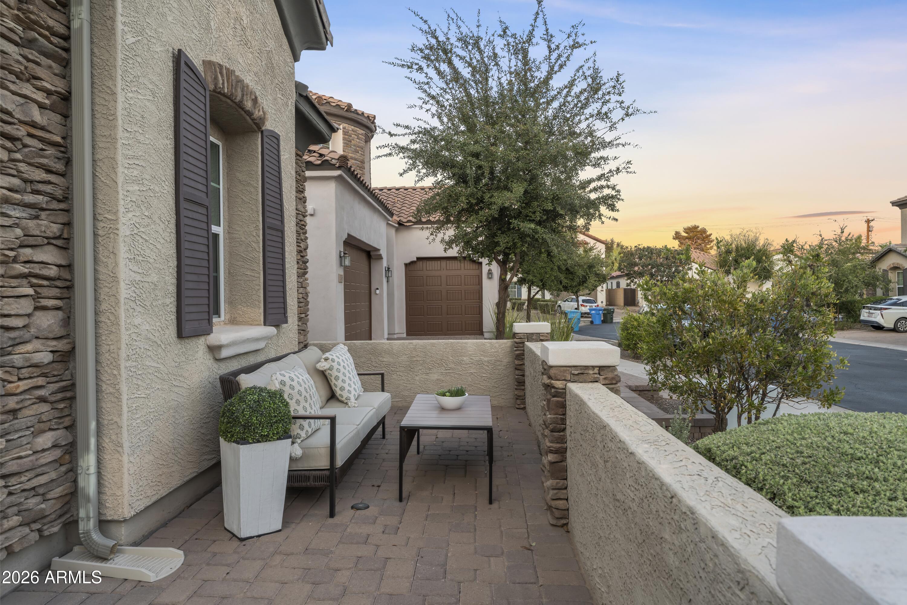2922 E MINNEZONA Avenue