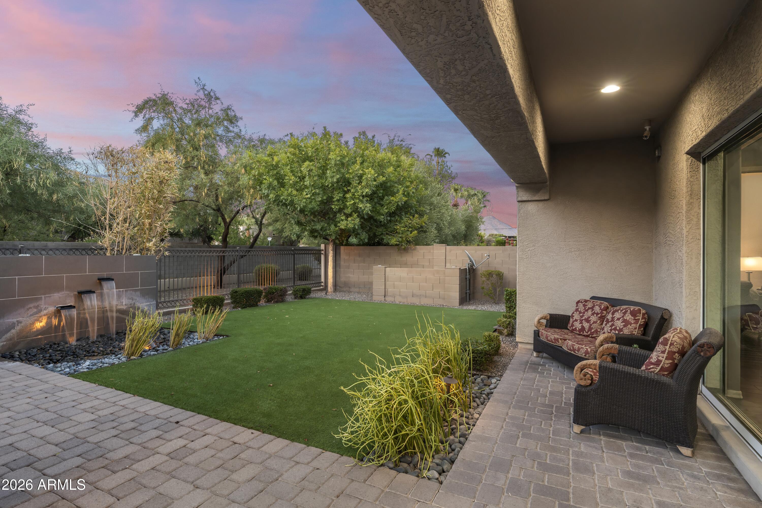 2922 E MINNEZONA Avenue