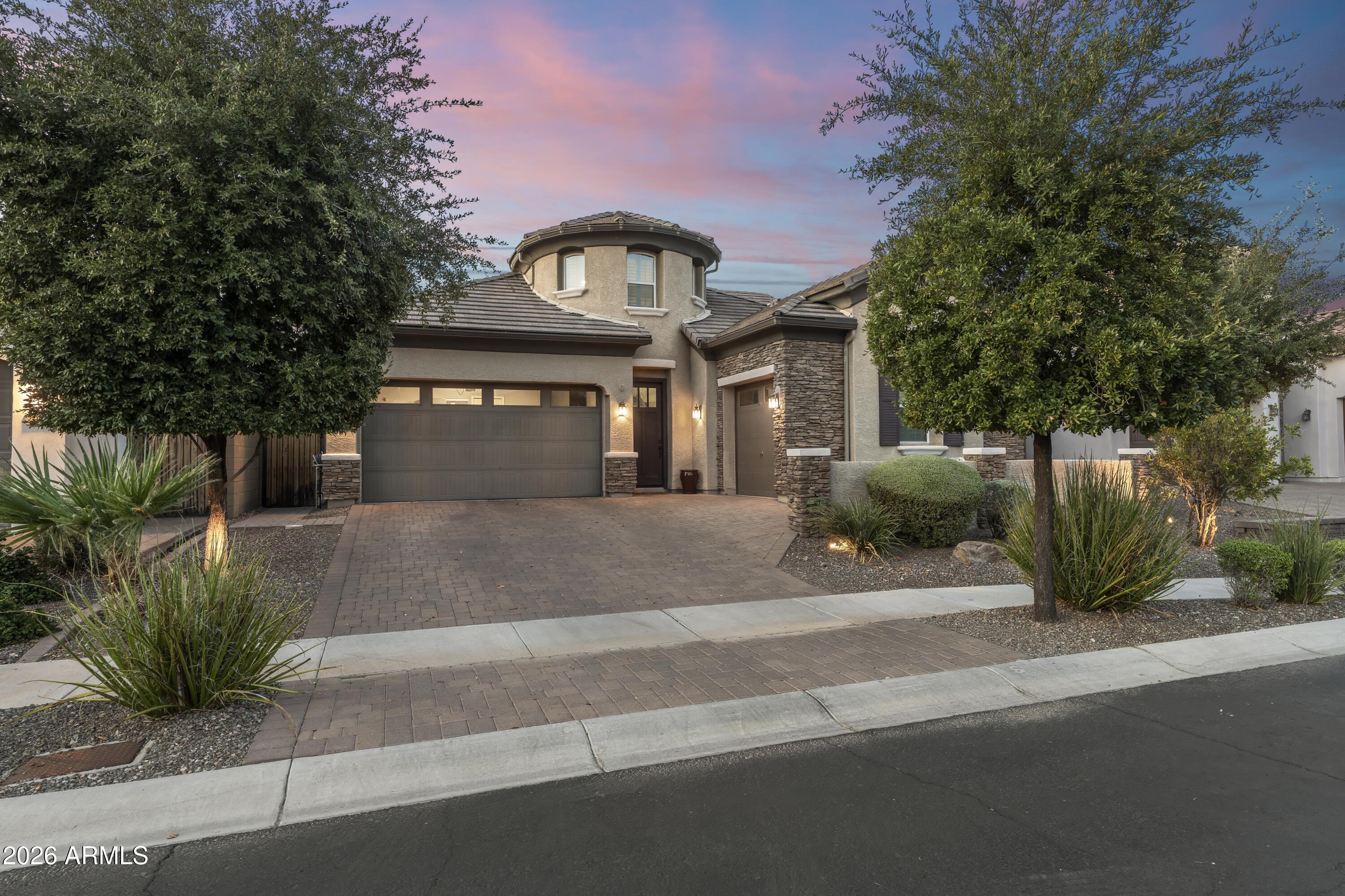 2922 E MINNEZONA Avenue