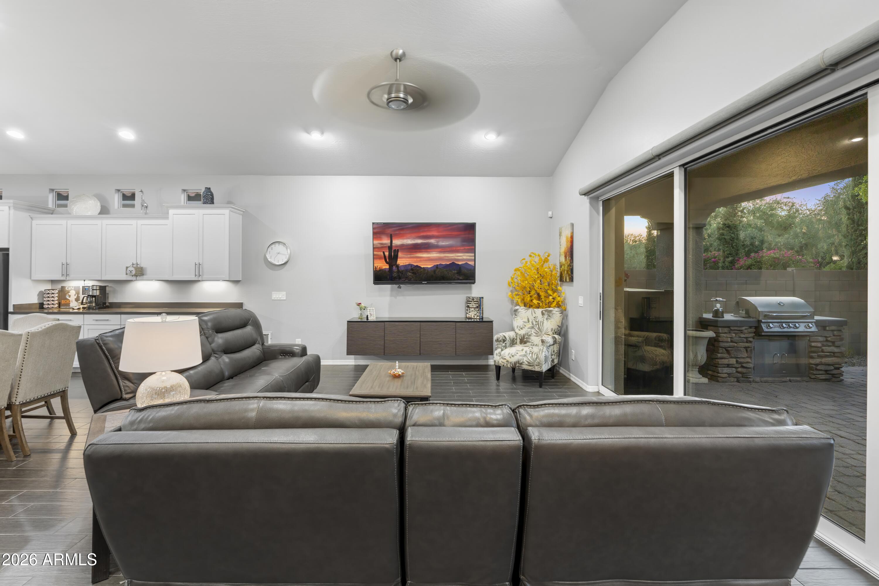 2922 E MINNEZONA Avenue