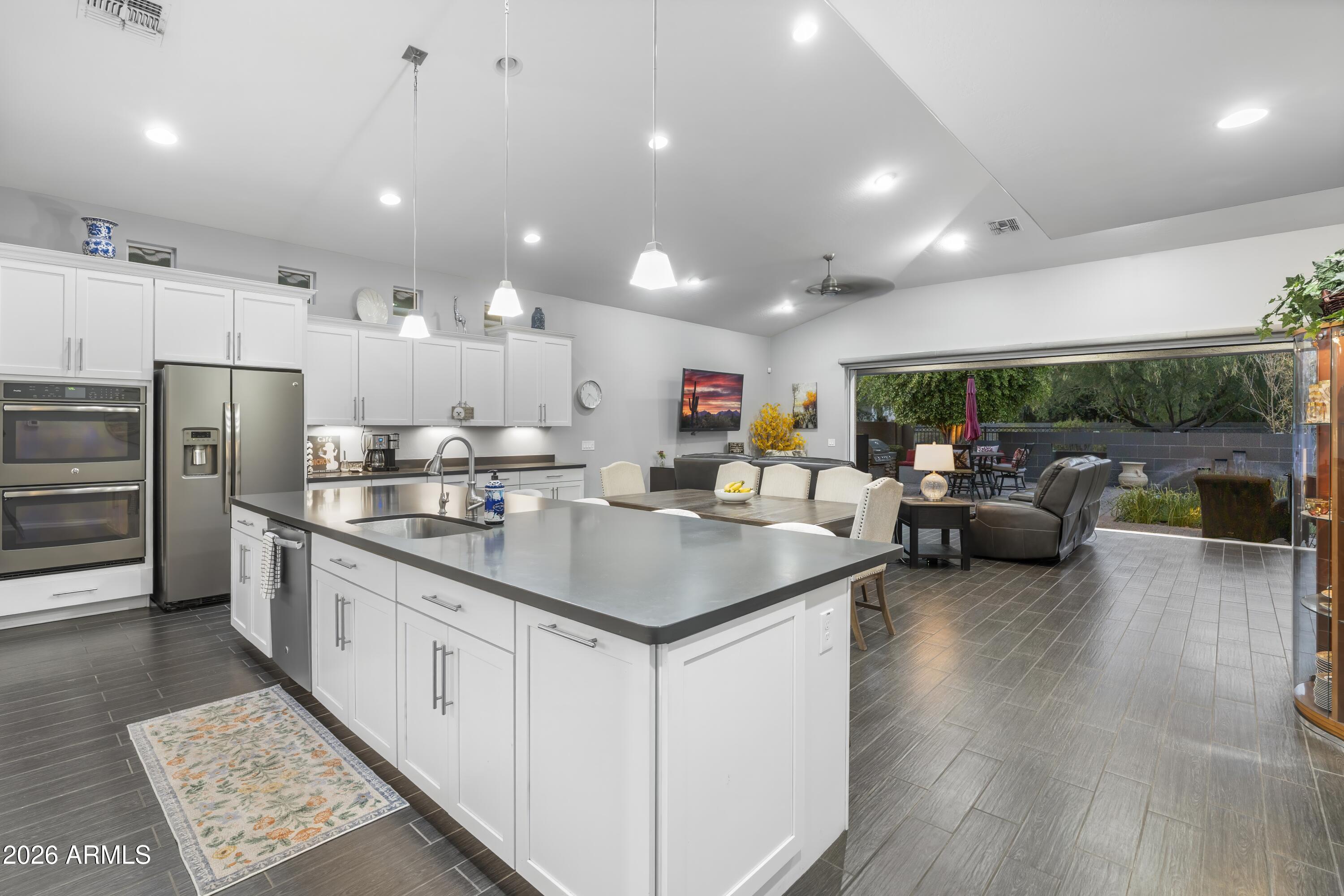 2922 E MINNEZONA Avenue