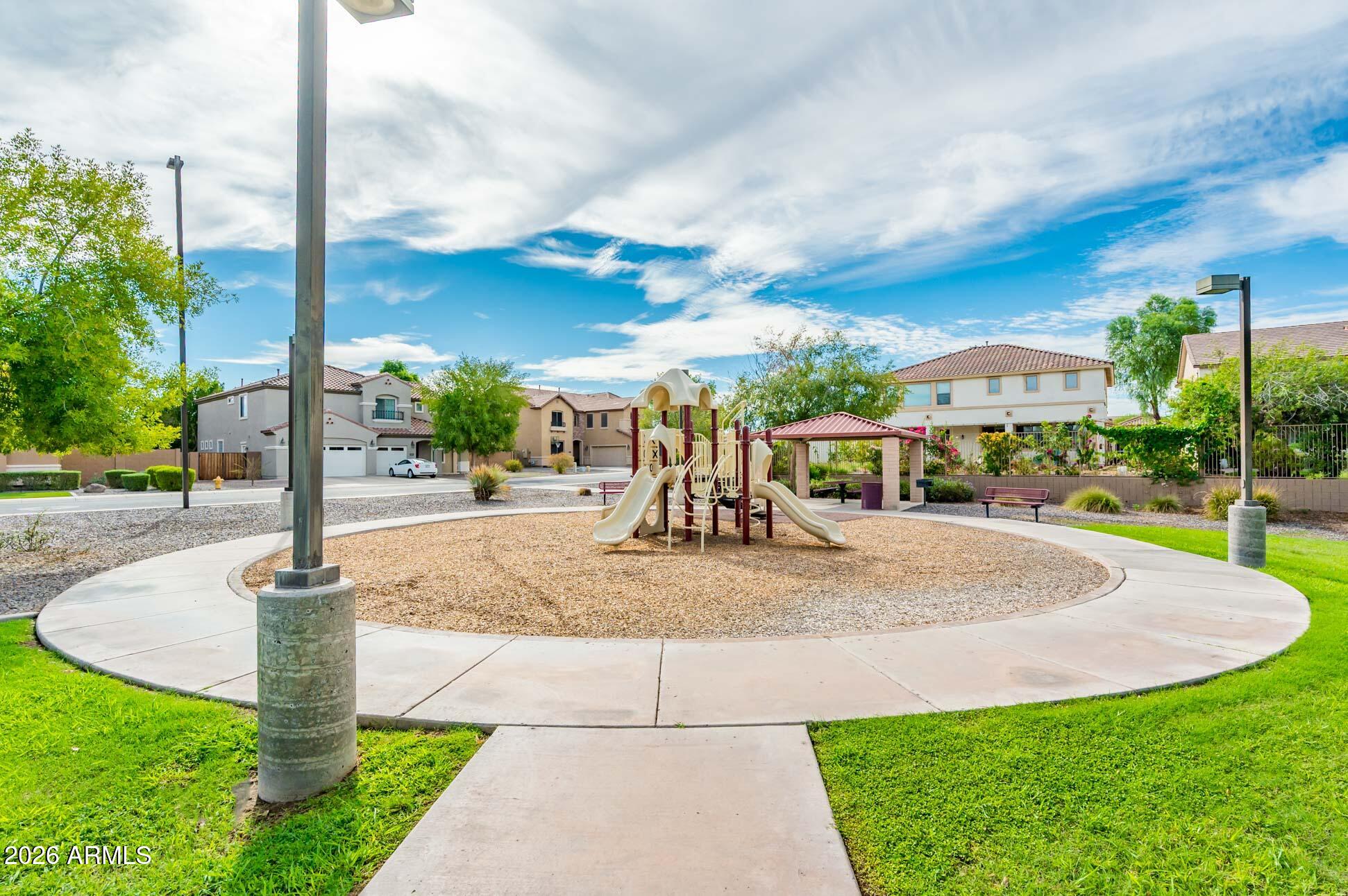 685 E HUMMINGBIRD Way