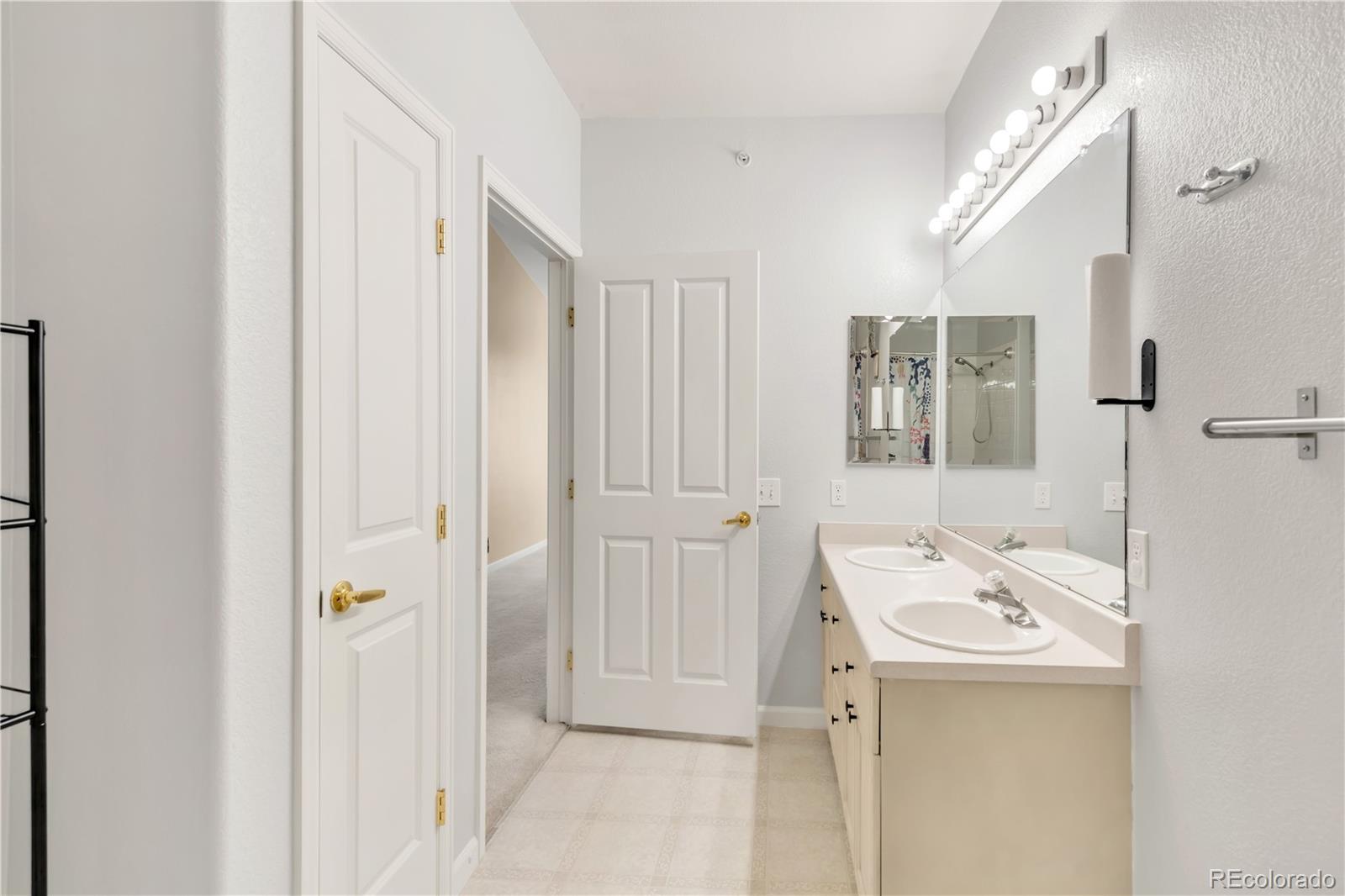 8456 S Hoyt Unit: 301