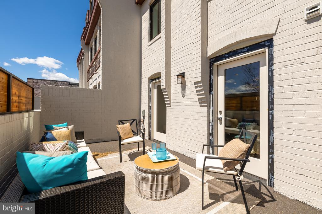 1200 ETON COURT NW T4