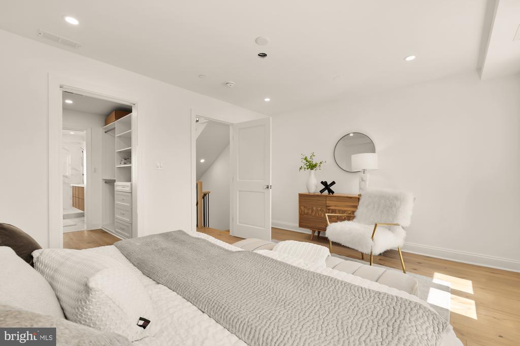1200 ETON COURT NW T4