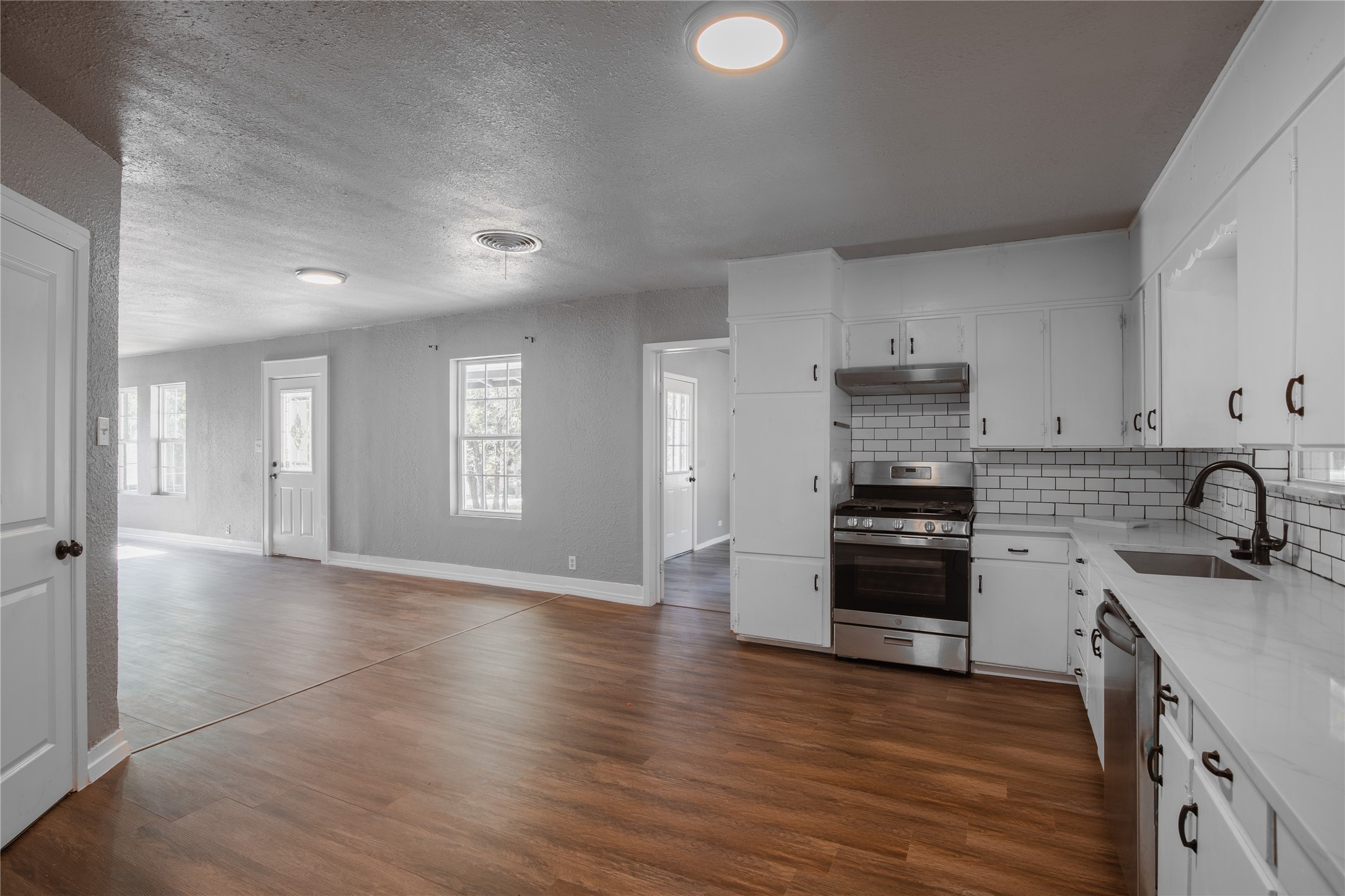1101 Lakeview Drive
