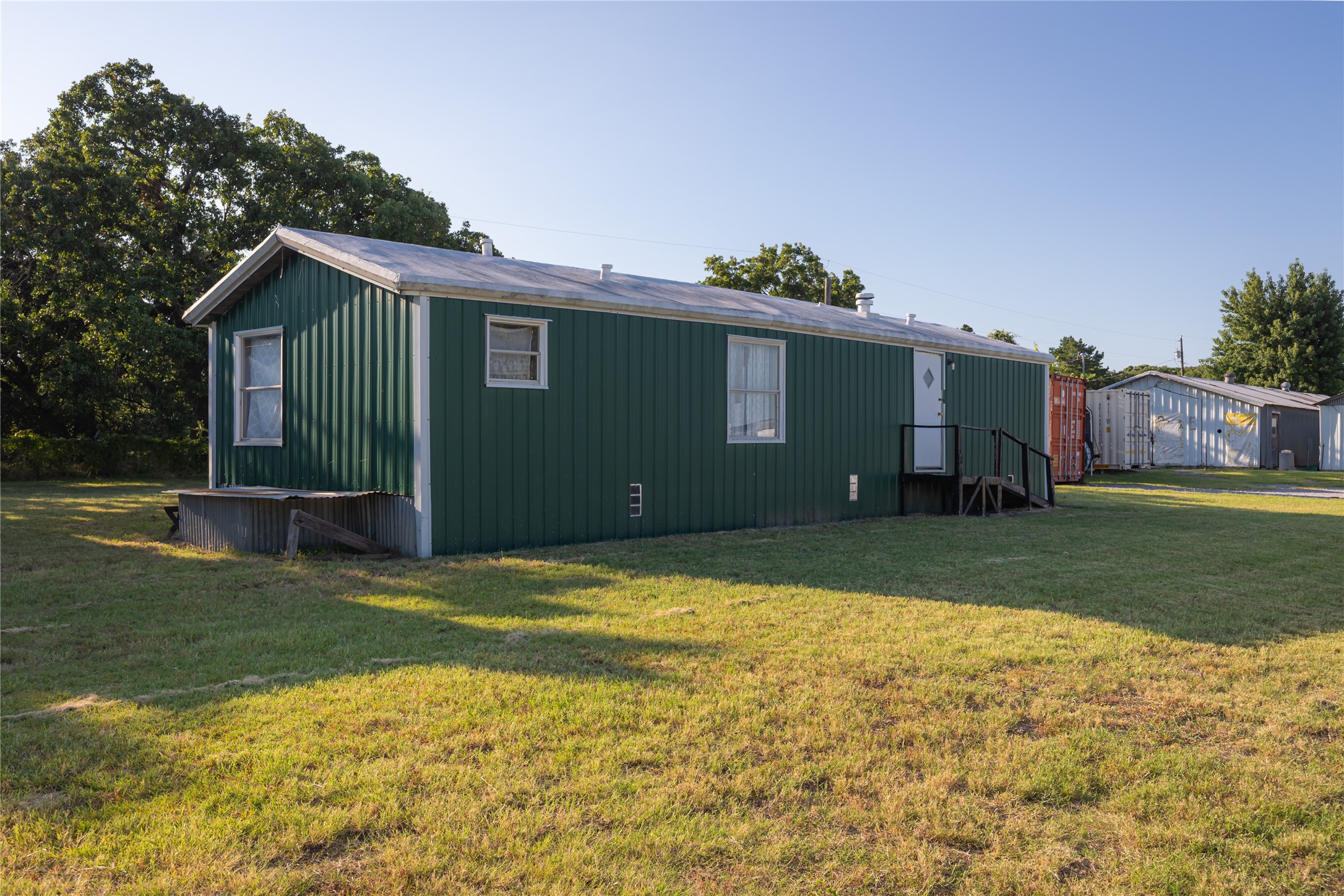 2520 E Highway 199