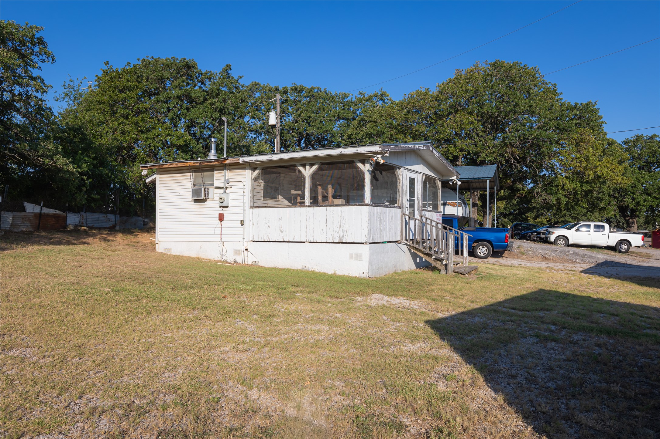2520 E Highway 199