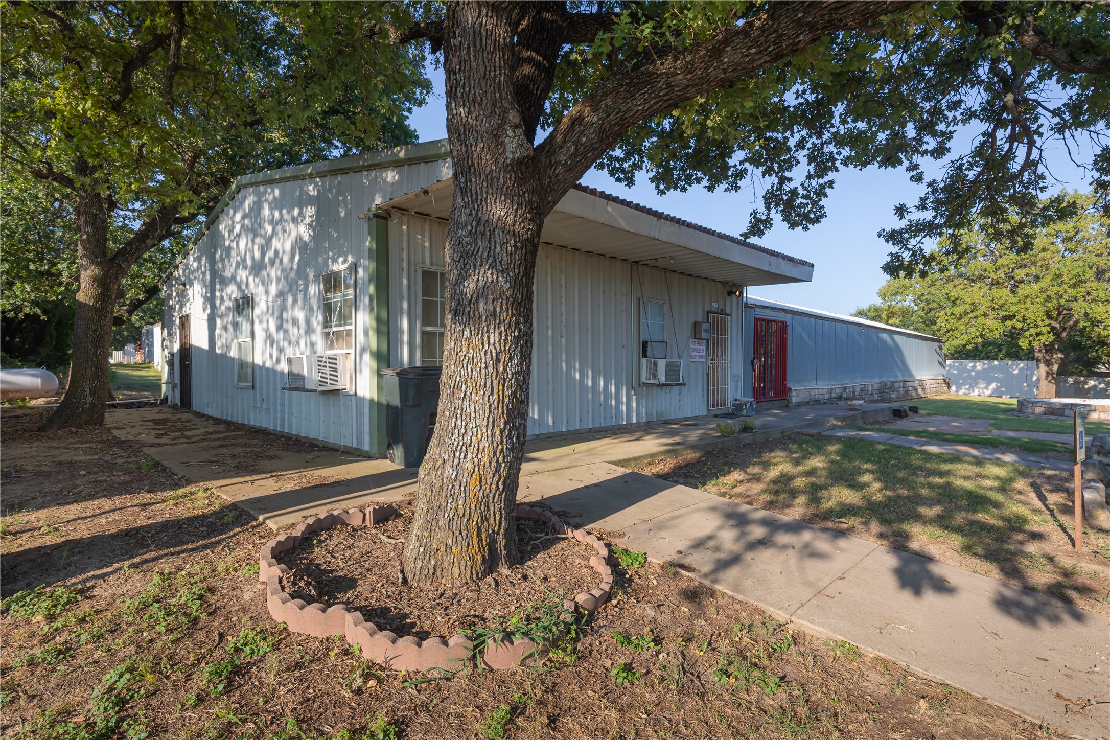 2520 E Highway 199